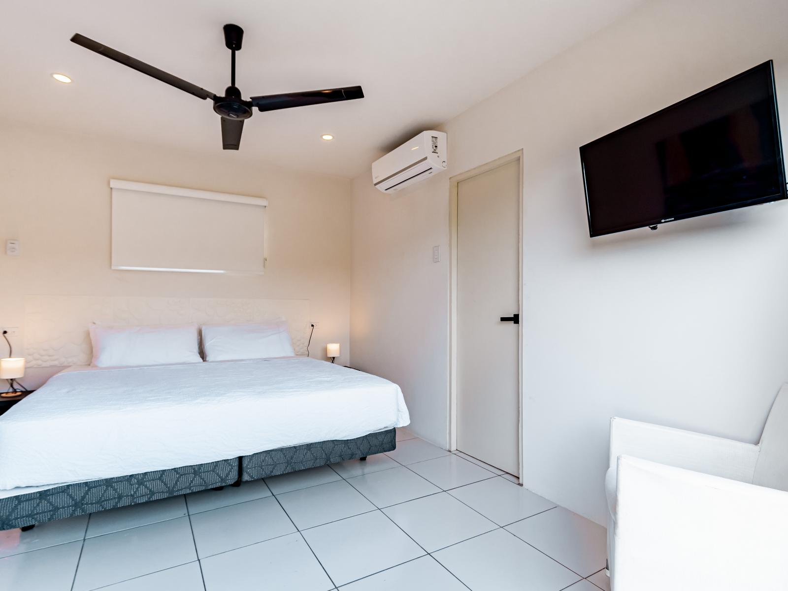 Deluxe Bedroom of the Home in Santa Cruz Aruba - Full King Size Bed - Cozy retreat with a plush bed, perfect for relaxation - Smart TV and Netflix - Soft, lighting for a tranquil mood