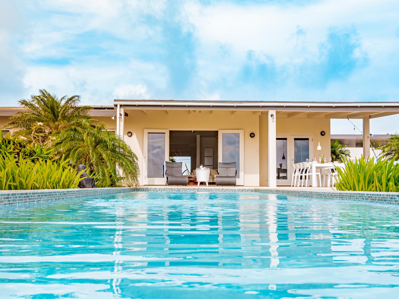 Luxury pool area of the Home in Santa Cruz Aruba - Lush and refreshing environment - Cozy Lounge chairs available - Beautifully sunbathed space makes the soul peaceful