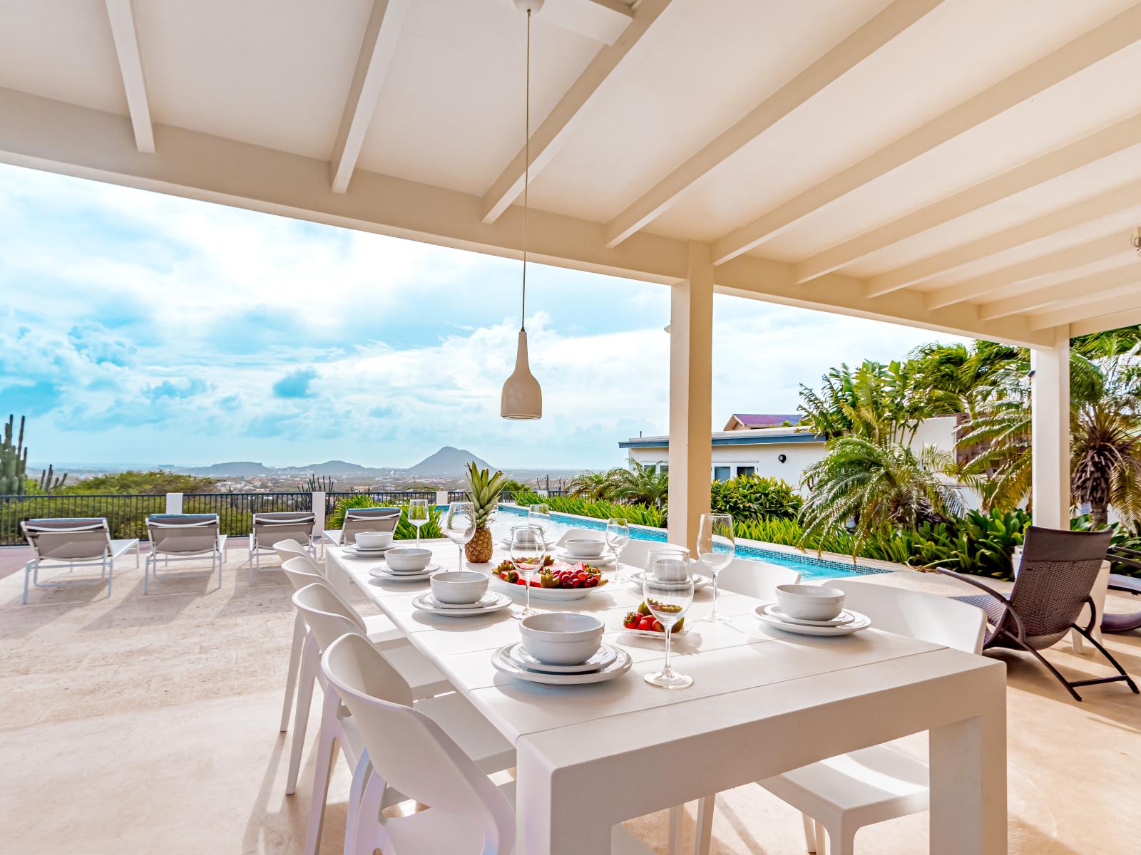 Large outdoor dining table next to the pool - 8 Persons Dining - Adapt experience for brunch, lunch, or dinner - Lush atmosphere