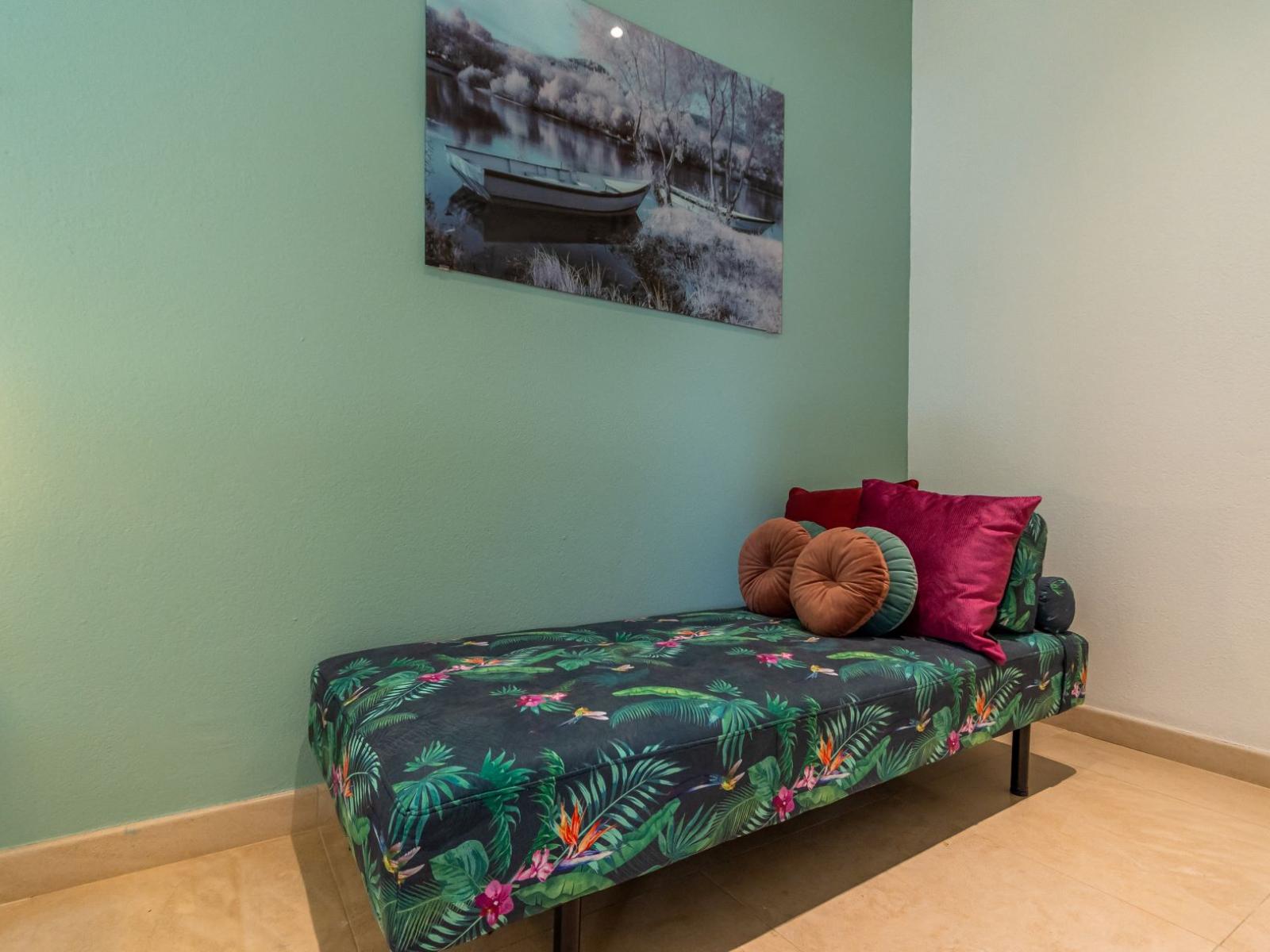 Cozy Lounge bench in Bedroom 4