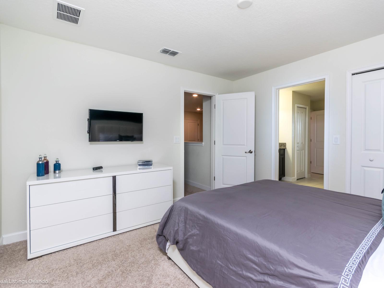 Splendid Bedroom of the Home in Davenport Florida - Smart TV and Netflix - Well-appointed bedroom with neutral tones for a calming atmosphere - Intimate space with a touch of sophistication