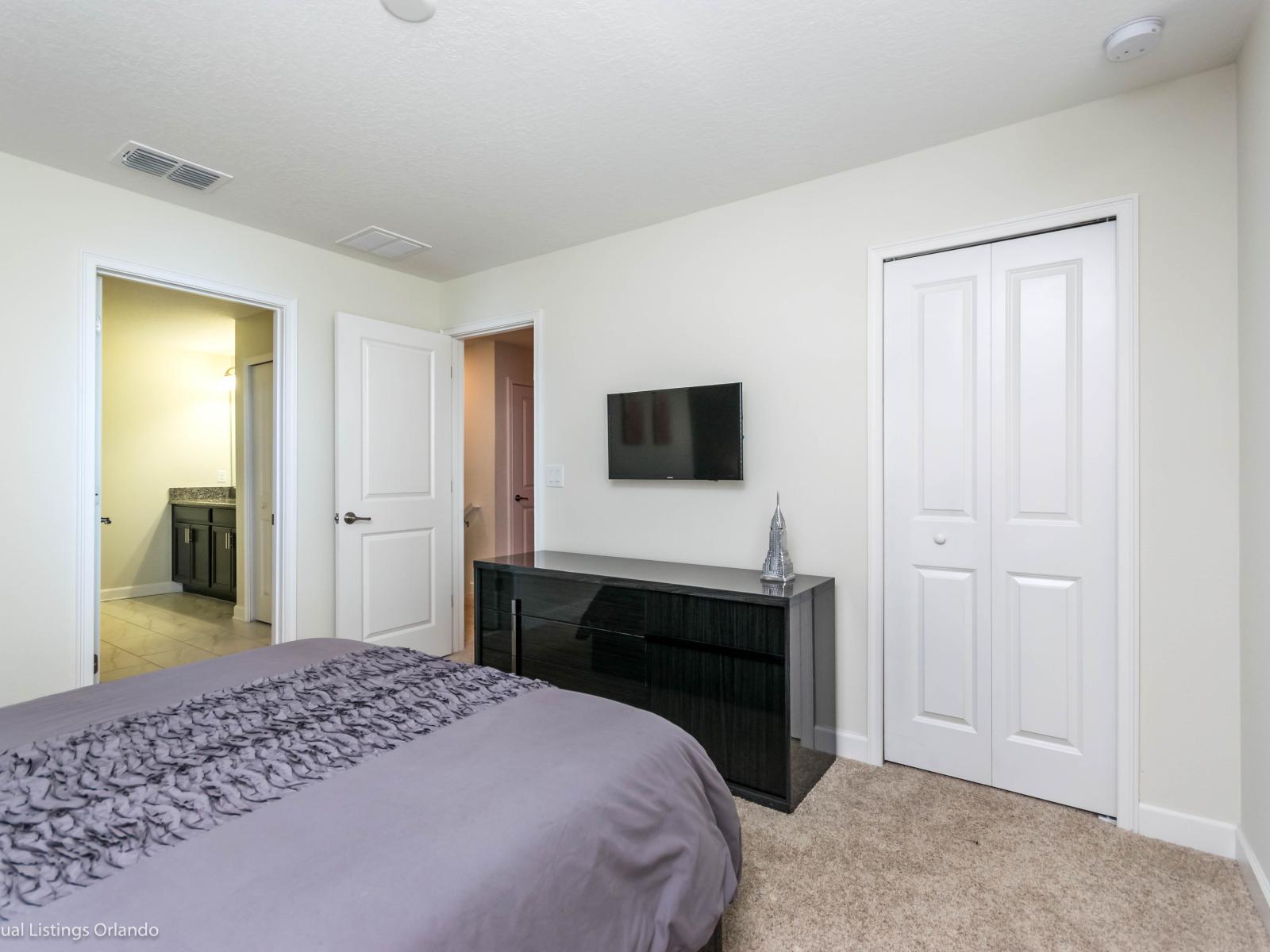 Relaxing Bedroom of the Home in Davenport Florida - Modern and stylish space - High-quality linens and fabrics for a sumptuous feel - Smart TV and Netflix - Smart use of space with efficient storage solutions