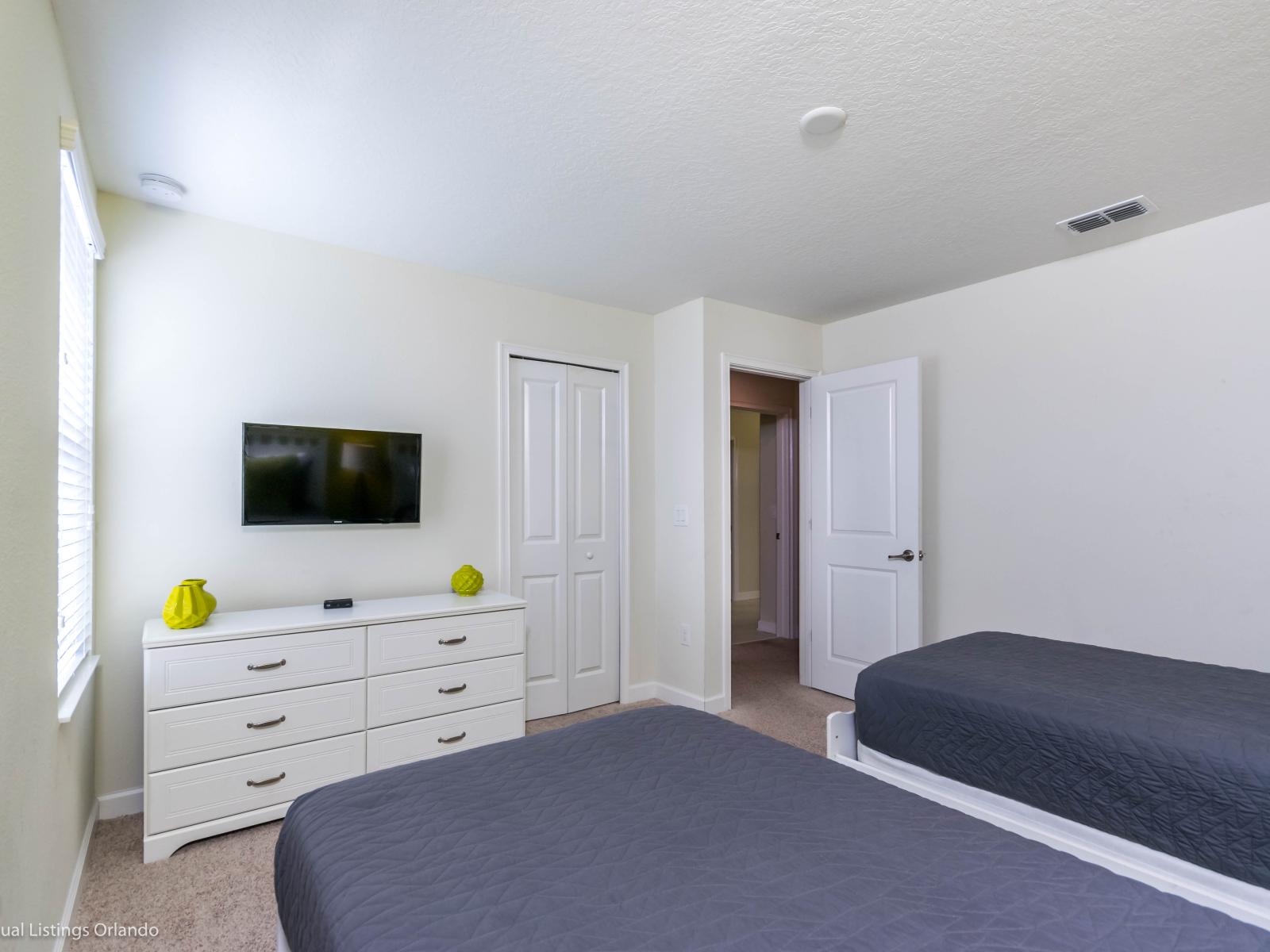 Tranquil Bedroom of the Home in Davenport Florida - Smart TV and Netflix - Comfy twin Single beds - Embrace warmth and tranquility in inviting bedroom sanctuary