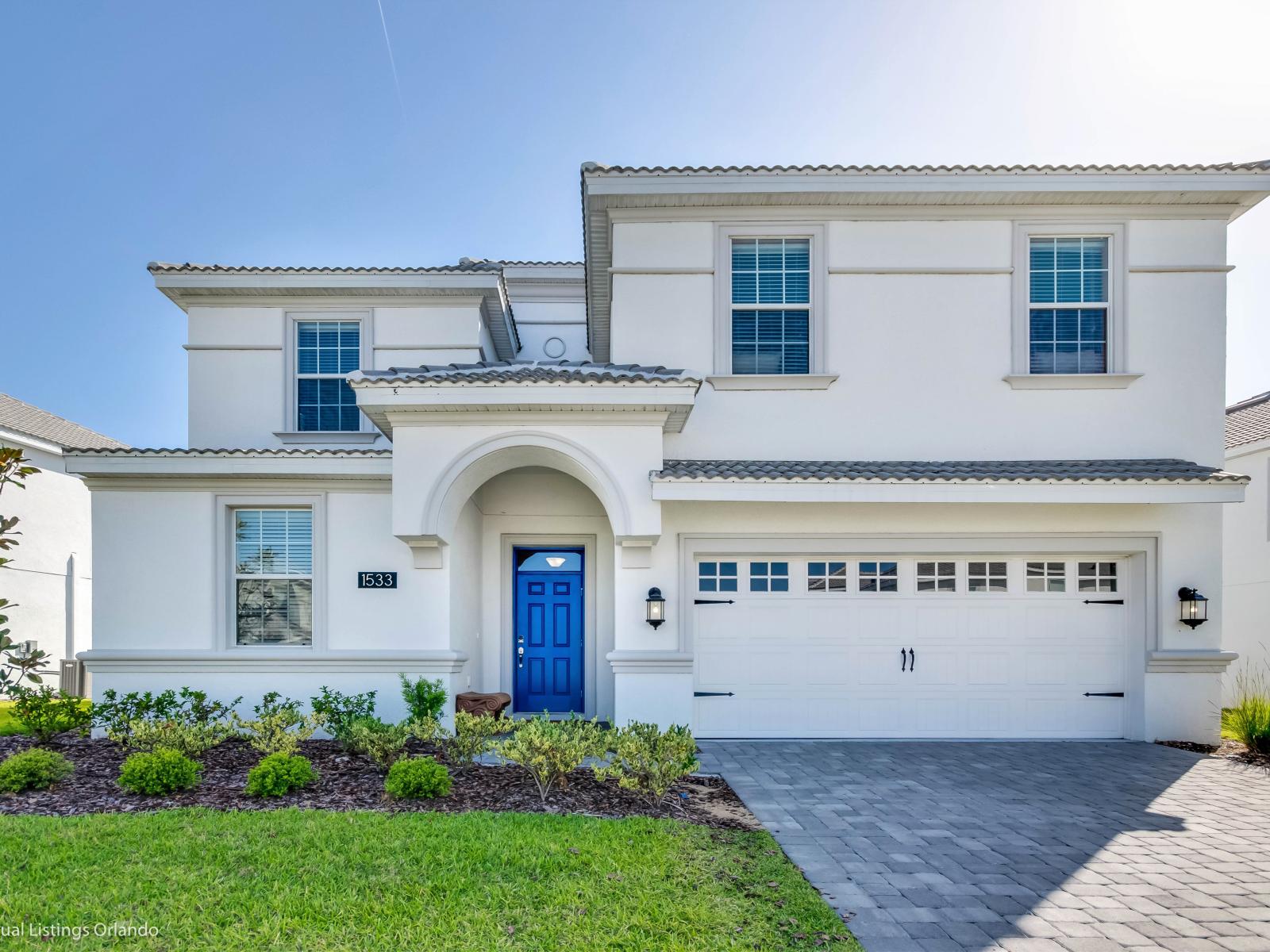 Welcoming ambiance of the home in Davenport Florida - Beautiful entrance with garage - Stay in this modern oasis located in Champions Gate Resort in Davenport