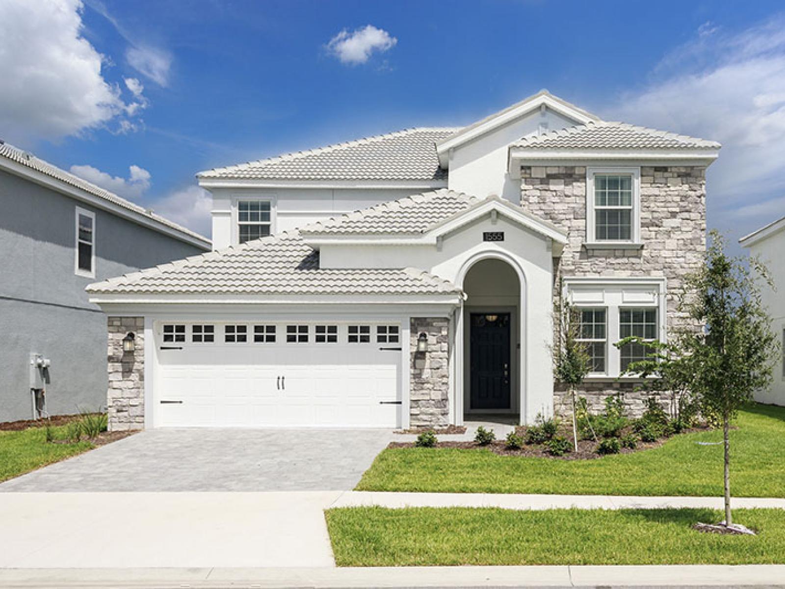 Inviting entrance of the Home in Davenport Florida - Enter a world of charm and comfort through beautifully adorned entrance and garage - An unforgettable stay