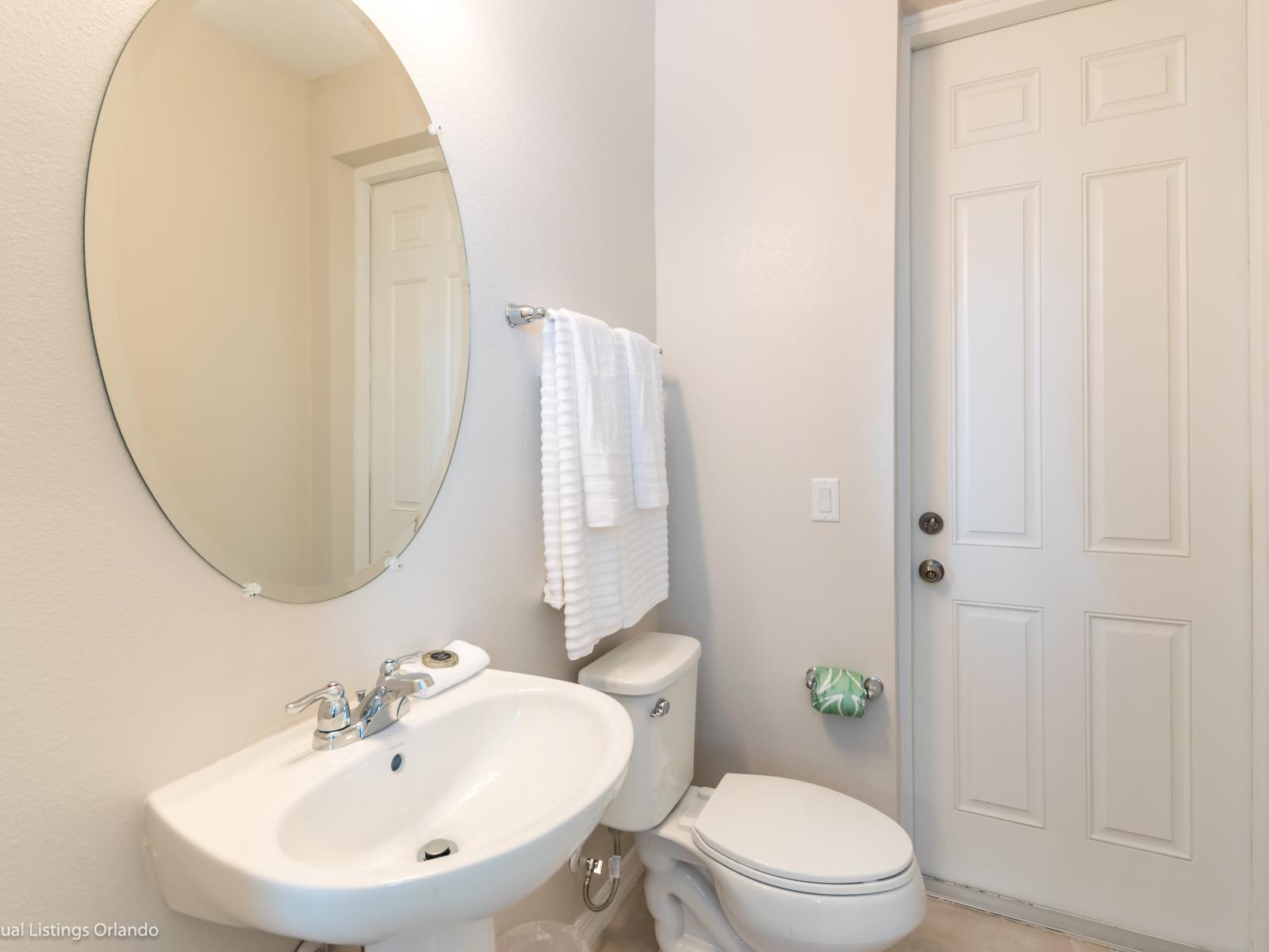 - Lavish Bathroom of the apartment in Kissimmee - Beautiful Vanity with large size wall mirror - Sufficient storage space - Neat and clean toilet seat - Availability of all bathroom amenities