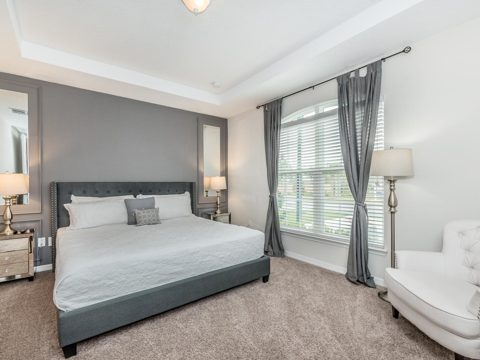 - Luxurious bedroom of the apartment in Kissimmee - Comfy Double bed - Elegantly designed room - Beautiful painted walls with decoration - Majestic table lamps - Neat and clean linen - Large windows with views - TV and Netflix available