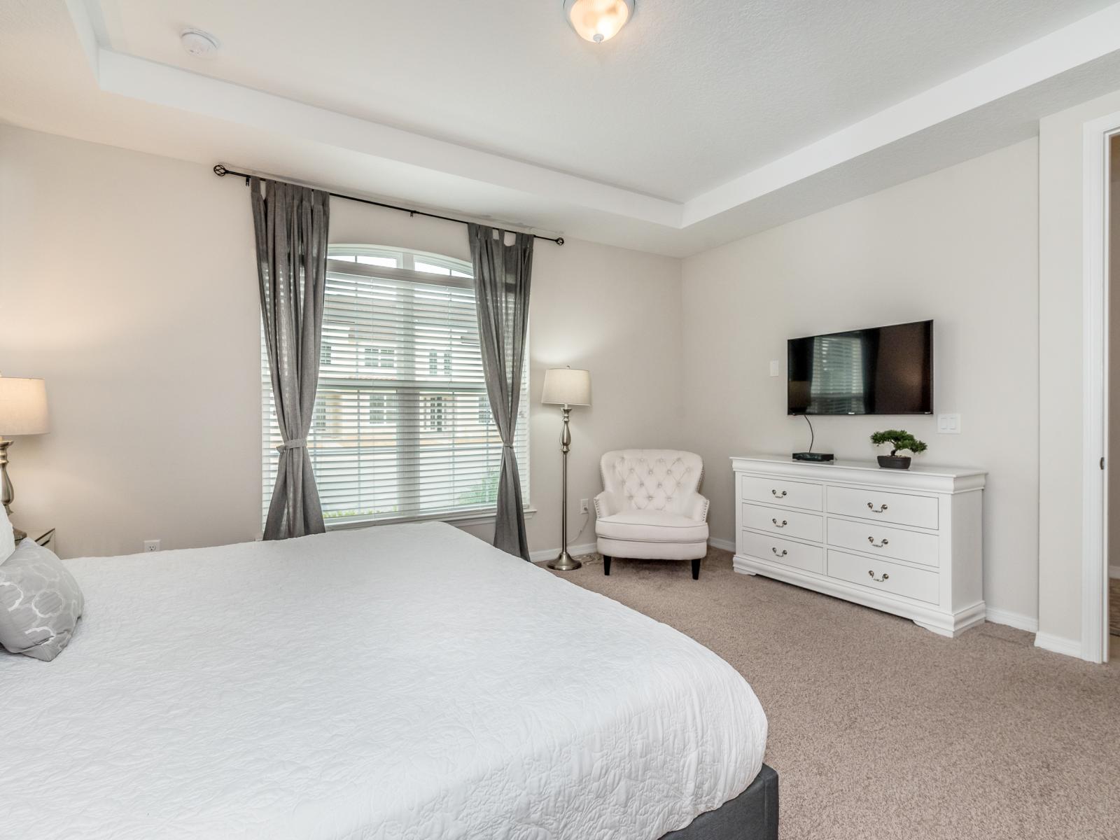 - Cosy bedroom of the apartment in Kissimmee - Comfy Double bed - Elegantly designed room - Beautiful painted walls with decoration - Majestic table lamps - Neat and clean linen - Large windows lake views - TV and Netflix available