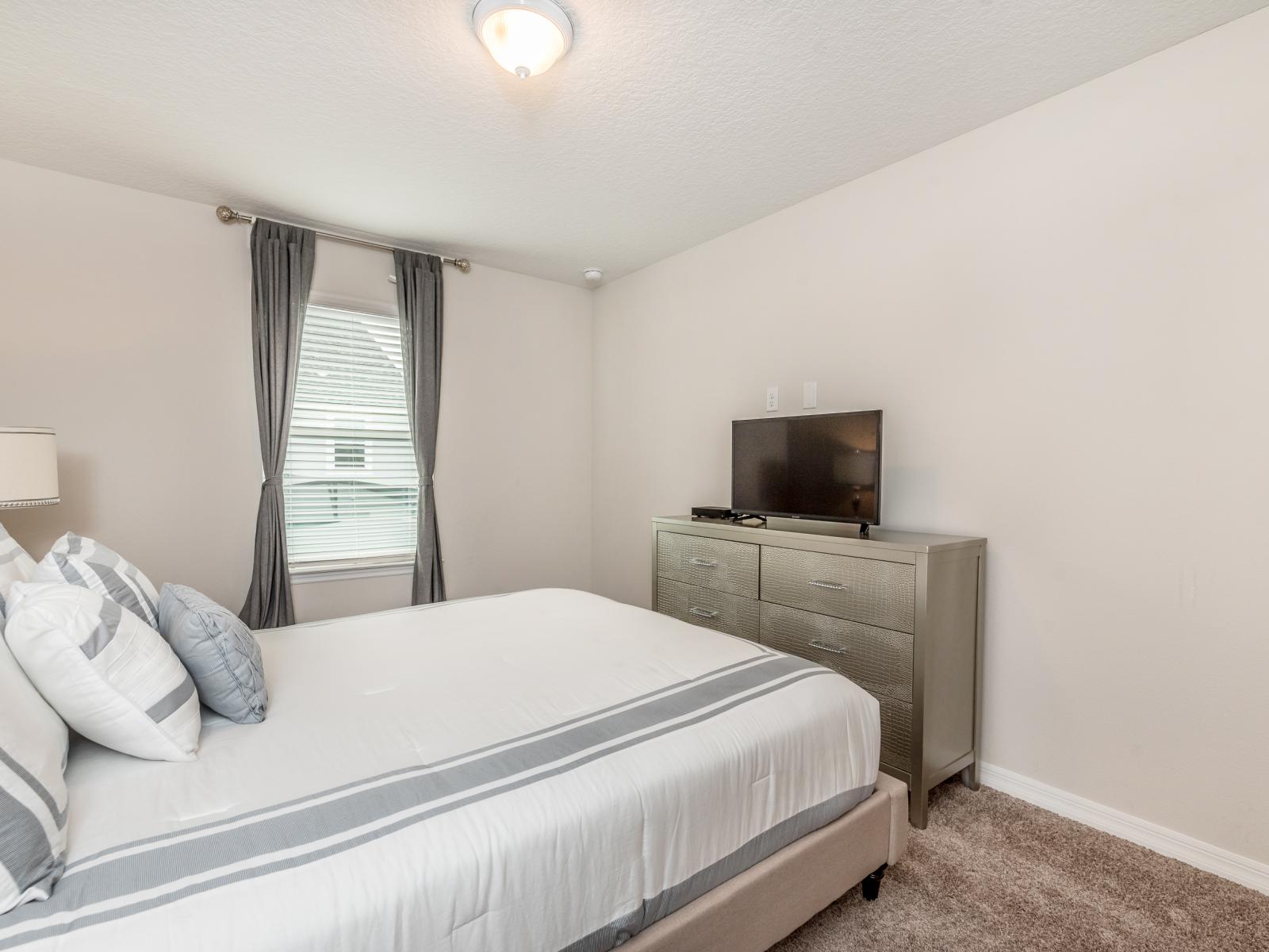 - Panoramic bedroom of the apartment in Kissimmee - Comfy Double bed - Elegantly designed room - Beautiful painted walls with decoration - Majestic table lamps - Neat and clean linen - Large windows with views - TV and Netflix available