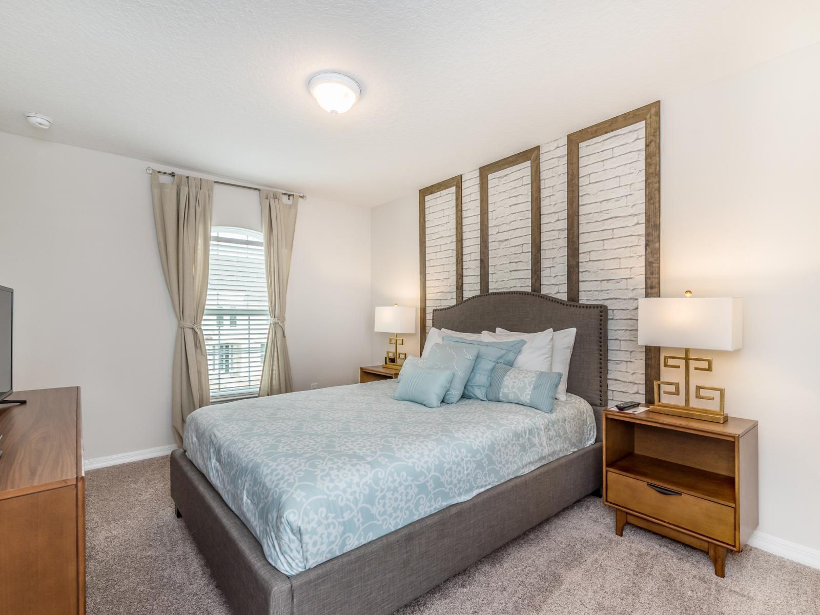 - Glorious bedroom of the apartment in Kissimmee - Comfy Double bed - Elegantly designed room - Beautiful painted walls with decoration - Majestic table lamps - Neat and clean linen - Large windows with views - TV and Netflix available