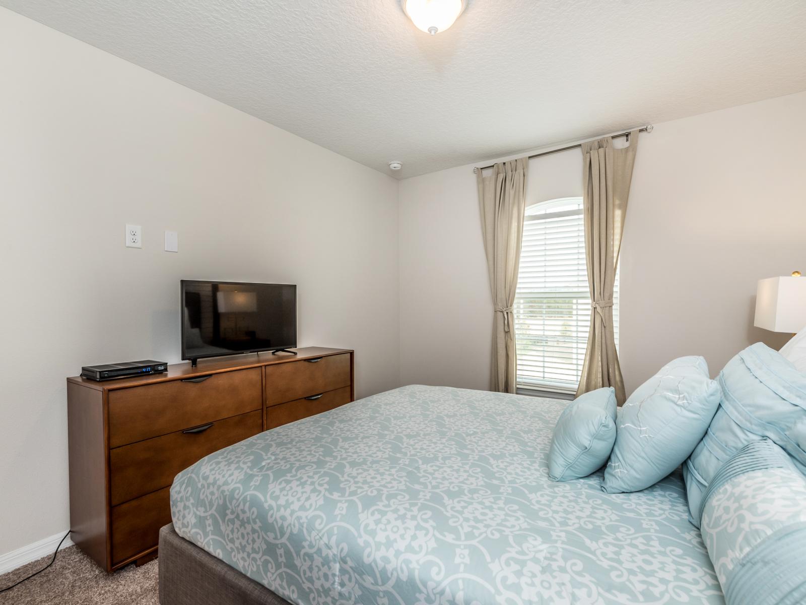 - Exquisite bedroom of the apartment in Kissimmee - Comfy Double bed - Elegantly designed room - Beautiful painted walls with decoration - Majestic table lamps - Neat and clean linen - Large windows with lake views - TV and Netflix available