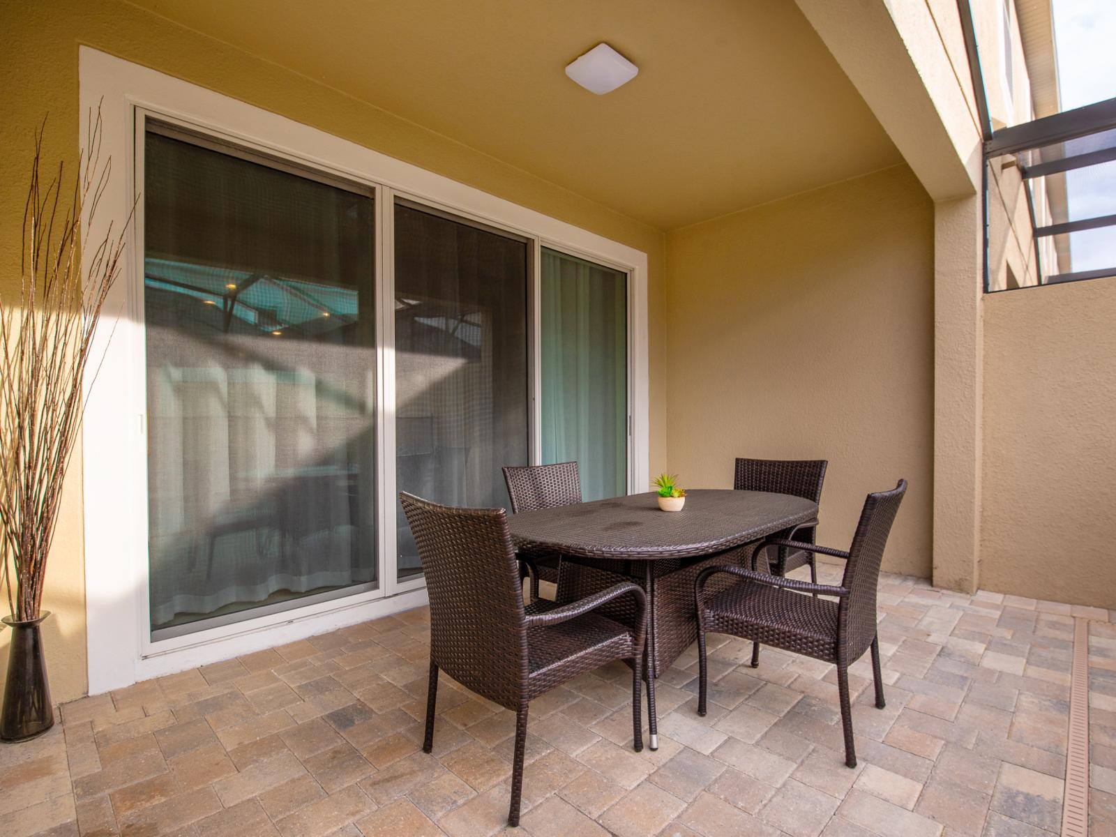 - Elite outdoor dinning area of the apartment in Kissimmee - Beautiful 4 persons dinning - Majestically decored space with refreshing Atmosphere - Superbly sunbathed space with umbrella shade - Outstanding pool facing dinning area - Beautiful views