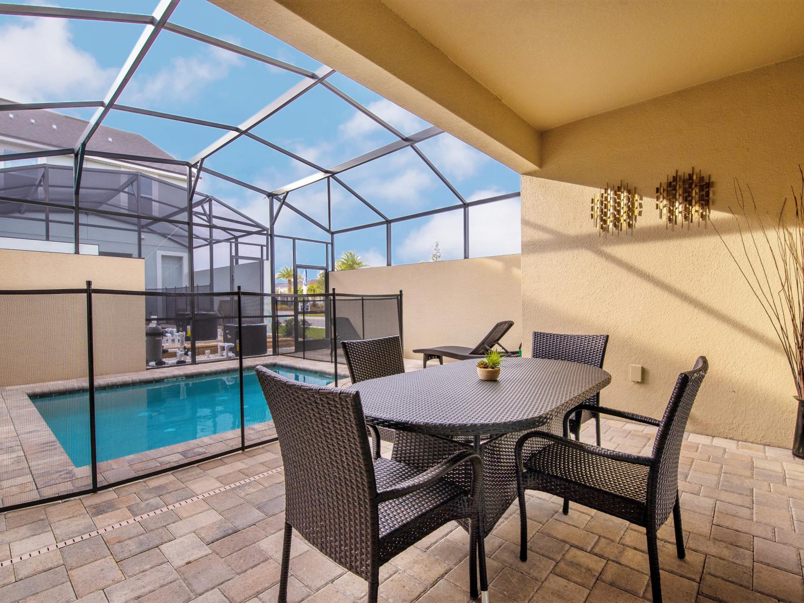 - Majestic outdoor dinning area of the apartment in Kissimmee - Beautiful 4 persons dinning - Majestically decored space with refreshing Atmosphere - Superbly sunbathed space  - Outstanding pool facing dinning area - Beautiful views