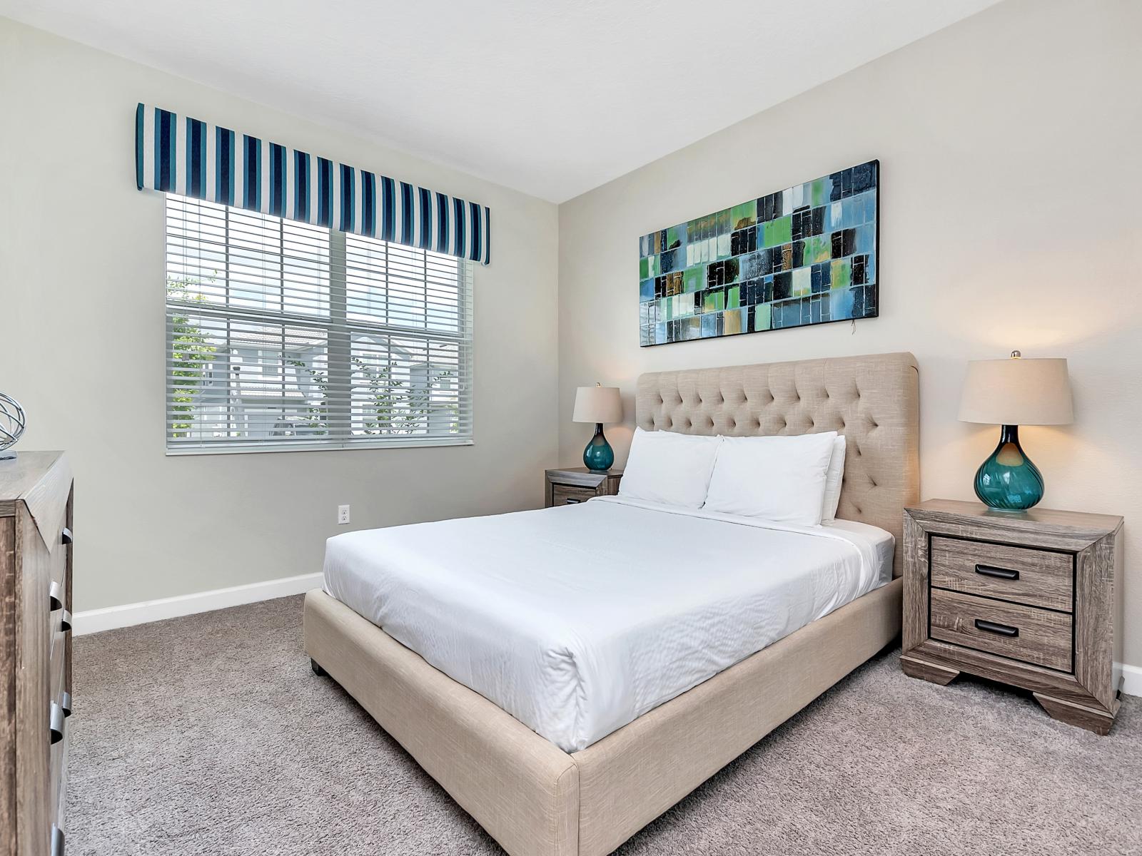 Cozy Bedroom of the Home in Davenport Florida - A perfect sanctuary for a restful stay - Smart TV and Netflix - Comfy bed and elegant table lamps