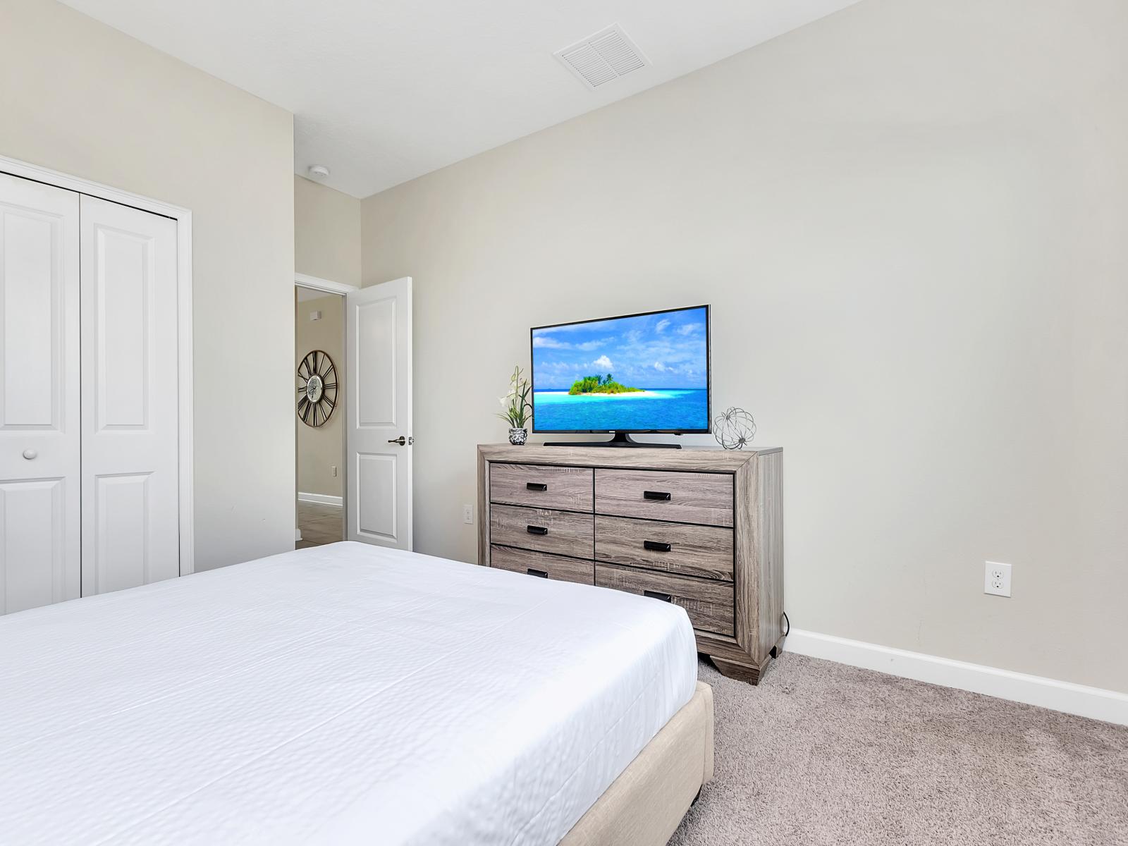 Lush Bedroom of the Home in Davenport Florida - Sophisticated design and refined elegance - Plush furnishings and sumptuous bedding for luxurious comfort - Smart TV and Netflix - A serene space where you can escape