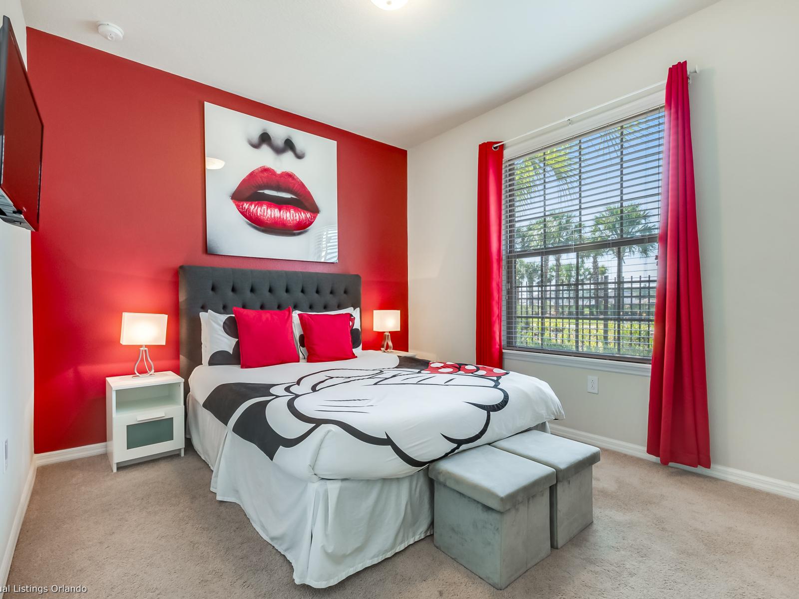 Luxurious bedroom of the apartment in Kissimmee - Comfy Double bed - Elegantly designed room - Beautiful painted walls with decoration