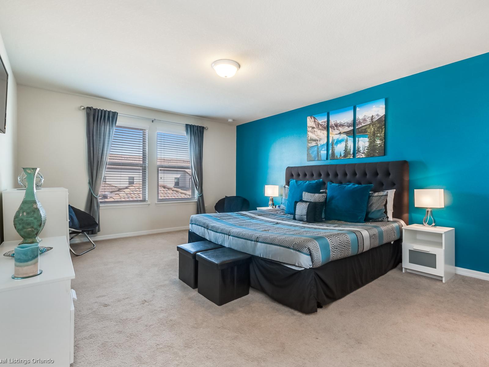 Exquisite bedroom of the apartment in Kissimmee - Comfy Double bed - Elegantly designed room - Beautiful painted walls with decoration - Majestic table lamps - Neat and clean linen - Large windows with beautiful views - TV and Netflix available