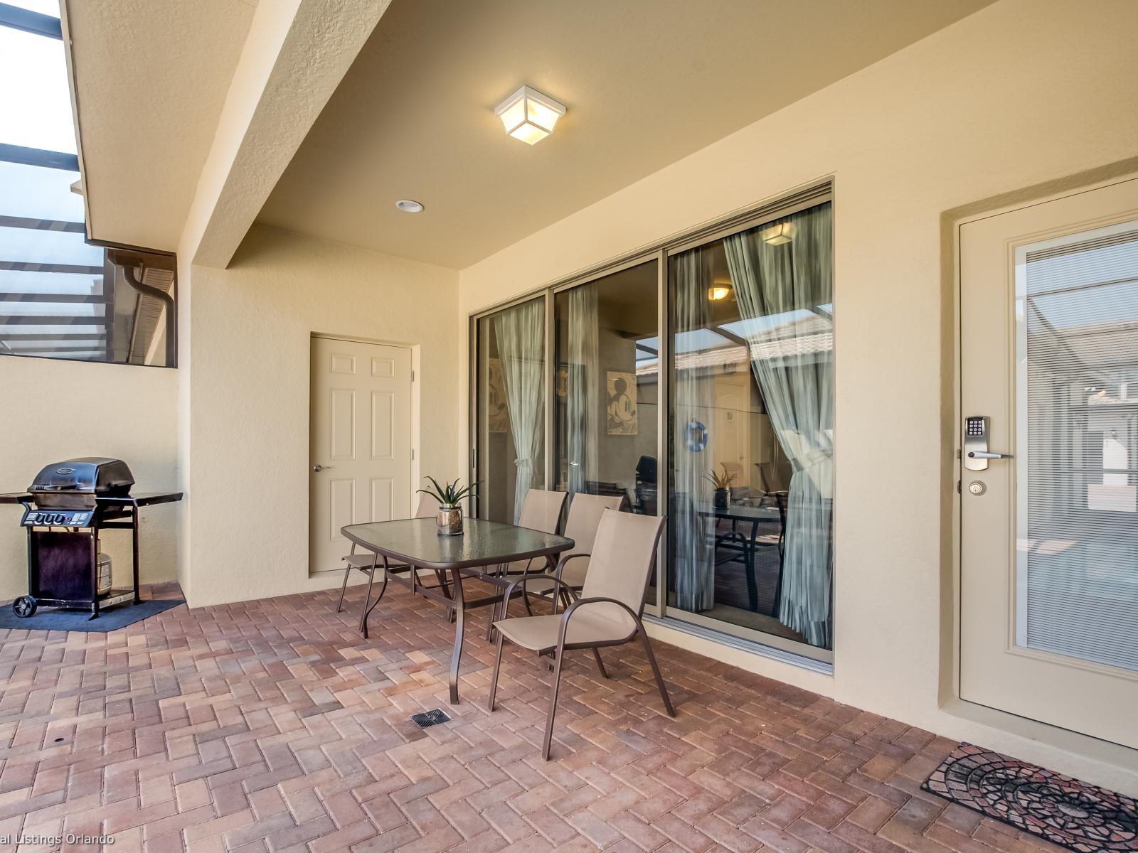 Lush outdoor Seating and Shower Area of the Apartment in Kissimmee - Perfect Spot for Pictures - Refreshing Atmosphere - Beautifully painted wall - Magnificently decored with refreshing plants pots