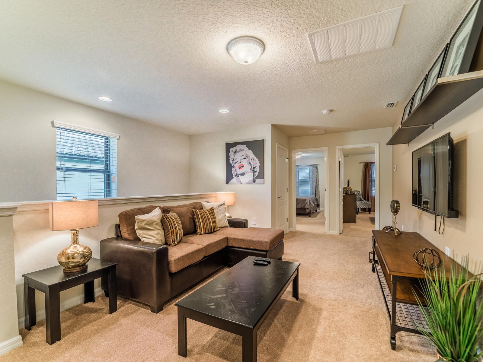 Spectacular Living Area of the townhouse in Kissimmee Florida - Smart TV and Netflix - Natural light floods the room, enhancing its warmth - Comfortable seating for relaxation