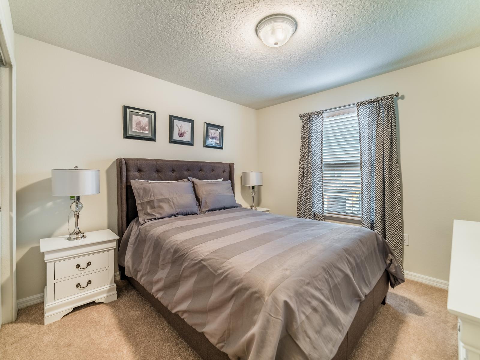 Opulent Bedroom of the townhouse in Kissimmee, Florida - Organized storage options to keep belongings tidy and accessible - Beautiful table Lamps - Elegantly decorated room