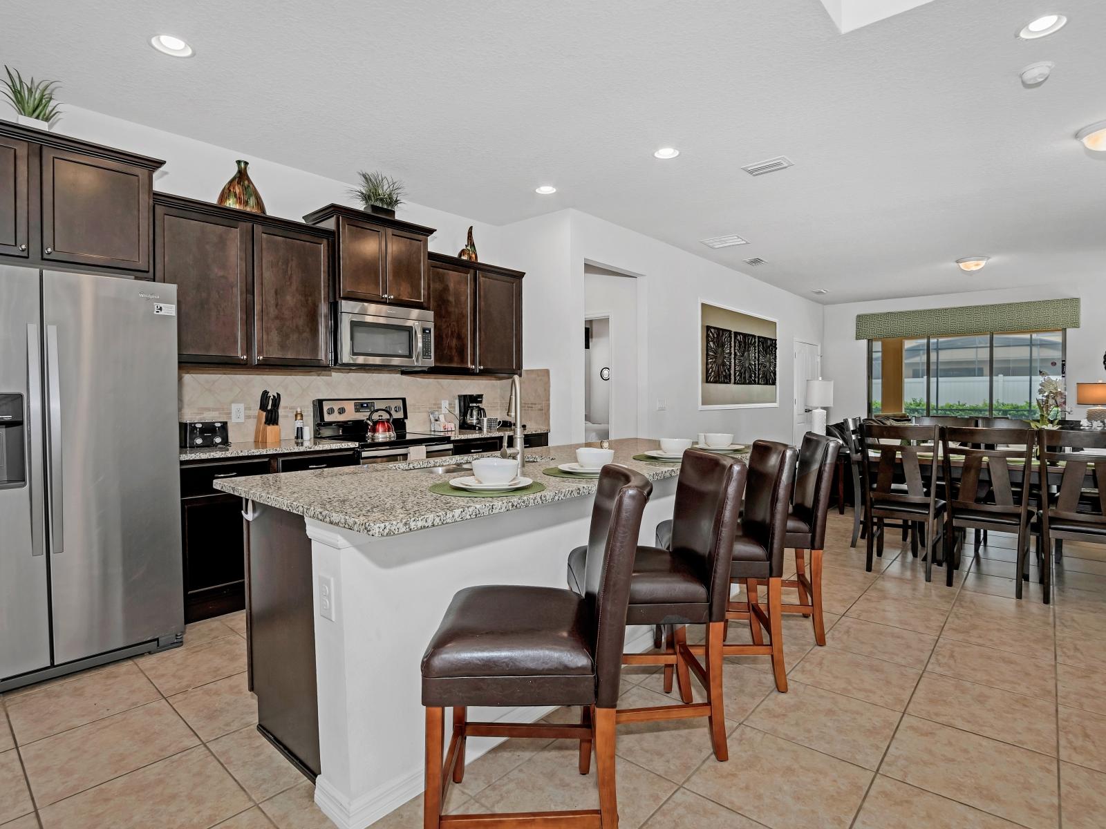 - Panoramic Luxury and fully equipped Kitchen and dinning of the Apartment in Kissimmee, Florida - Availability of all kitchen accessories - Ample amount of storage - Beautiful lighting scheme - 6 Persons stunning dinning table - Elegant decor