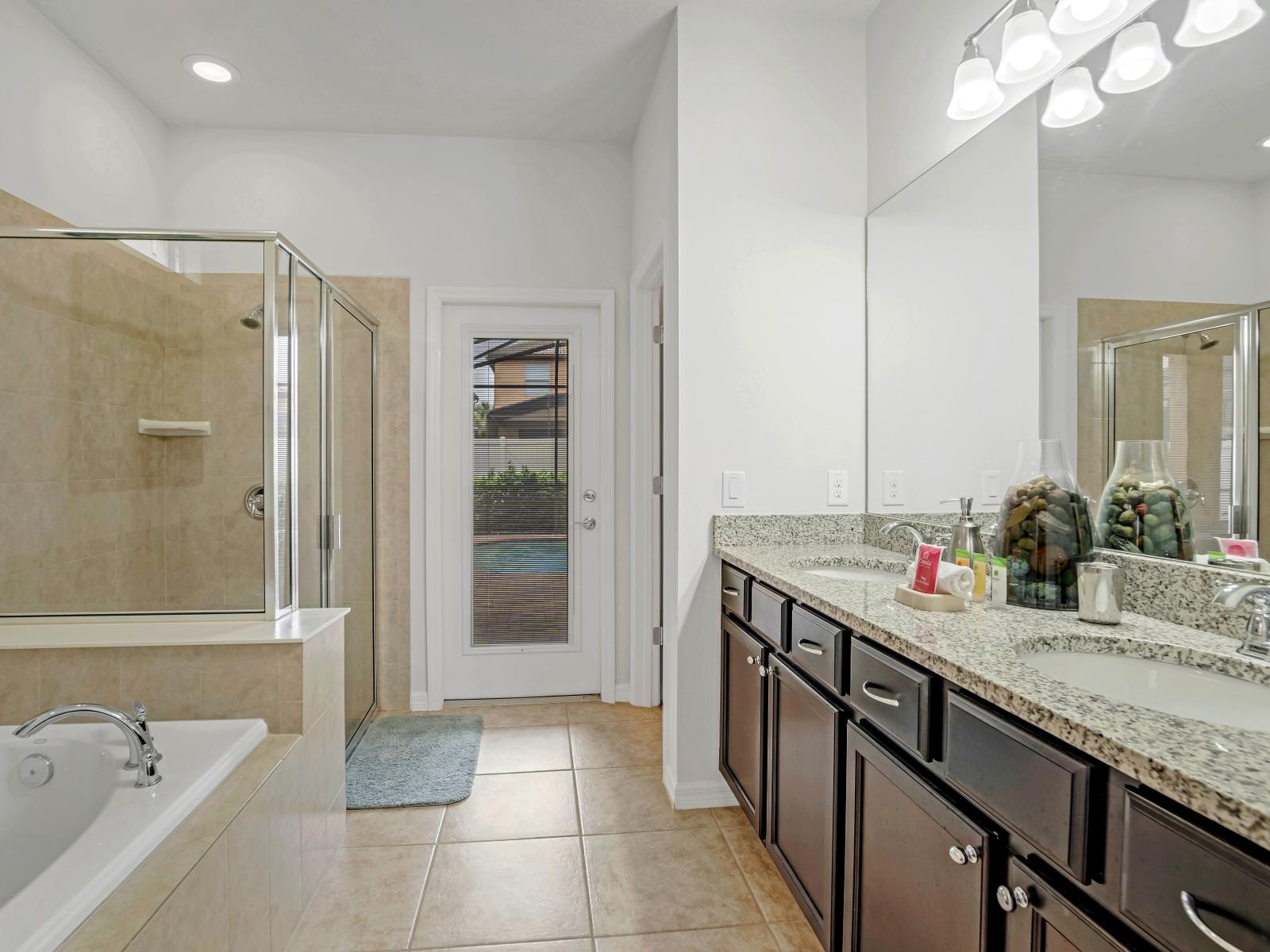 - Classy Bathroom of the Apartment in Kissimmee, Florida near WDW - Neat and clean toilet seat - Great lighting - Beautiful Vanity with large size wall mirror and twin sink - Availability of all Bathroom amenities - Separate Shower area with Bathtub