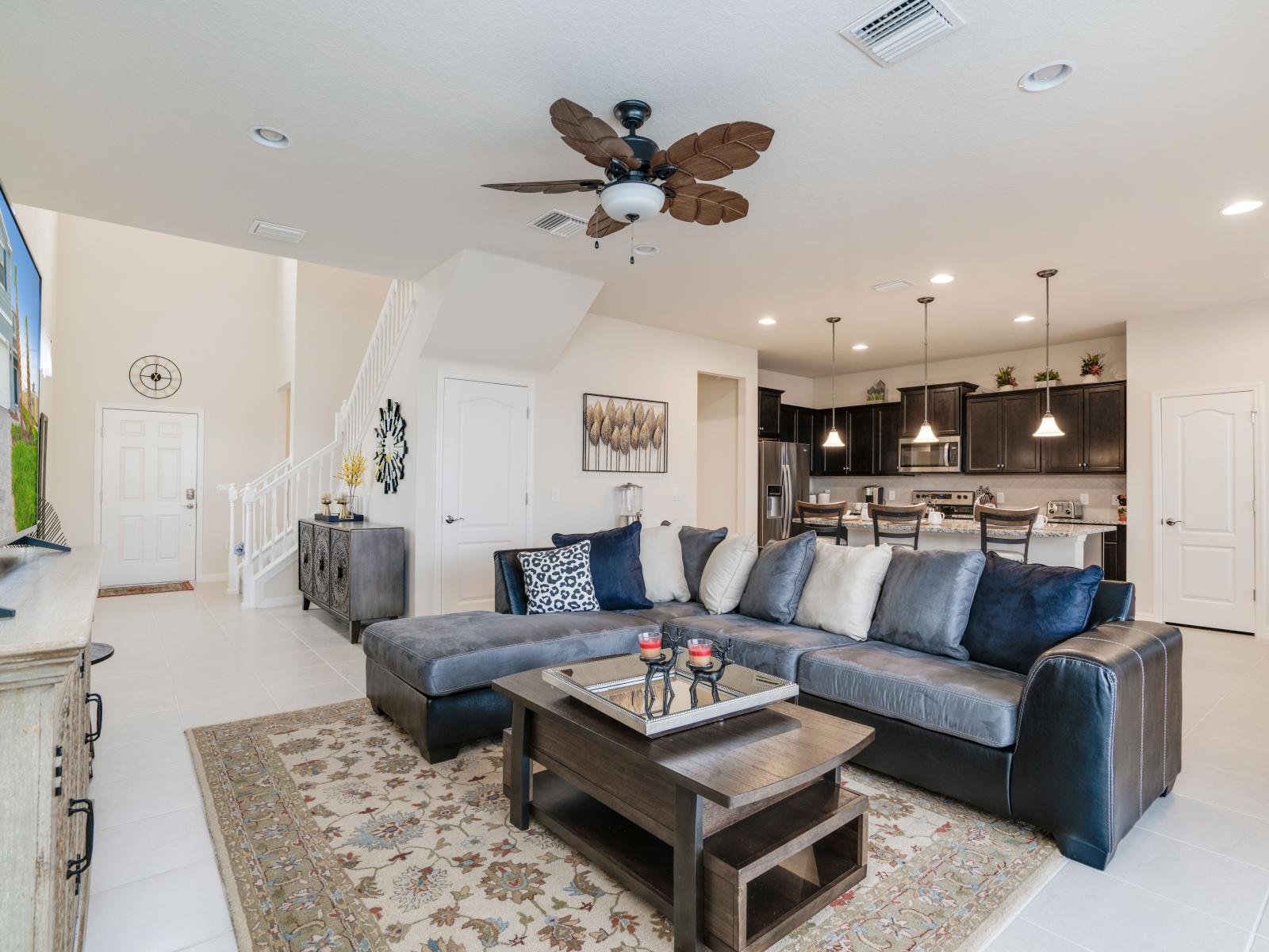 Luxurious living area of the apartment in Kissimmee - Cosy sofas - Elegantly decored living area - Large bright windows of the living area with Mesmerizing views - Beautifully Wooden furnished floor - Availability of TV and Netflix