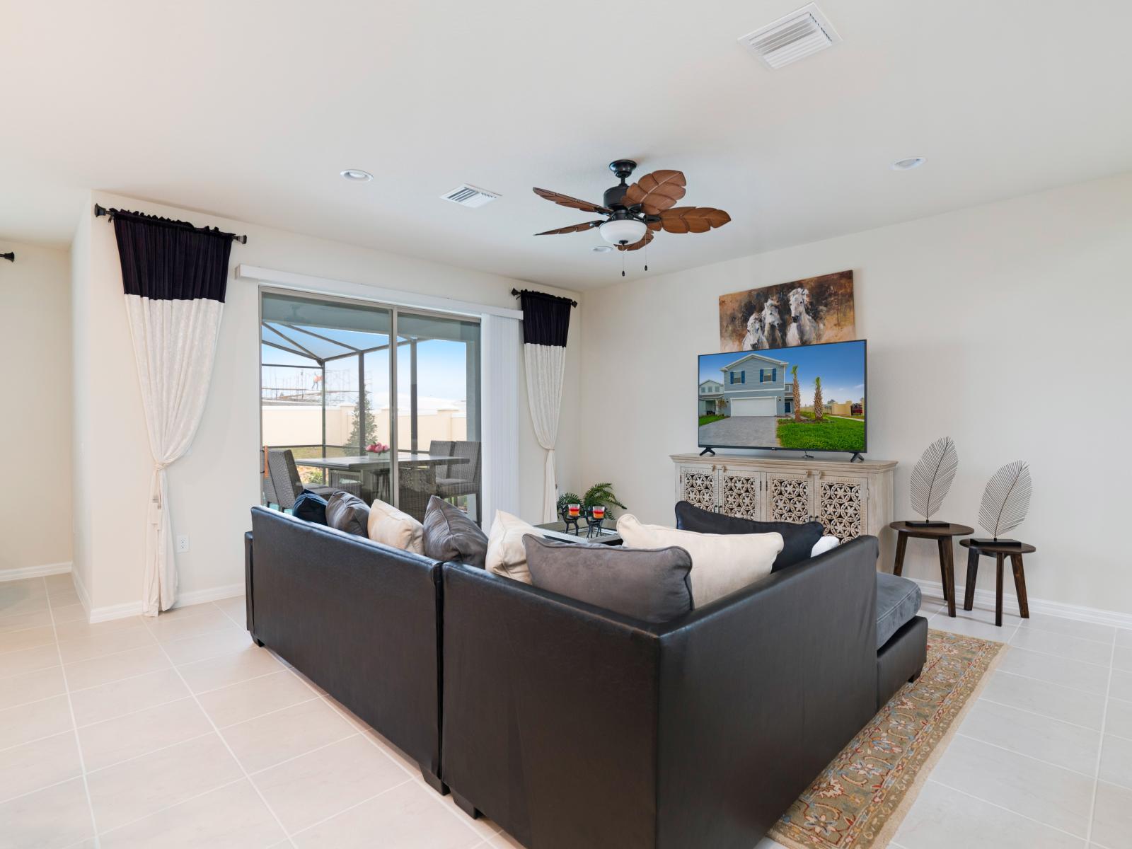 Spectacular living area of the apartment in Kissimmee - Cosy sofas - Elegantly decored living area - Large bright windows of the living area with Mesmerizing lake views - Beautifully tile furnished floor - Availability of TV and Netflix