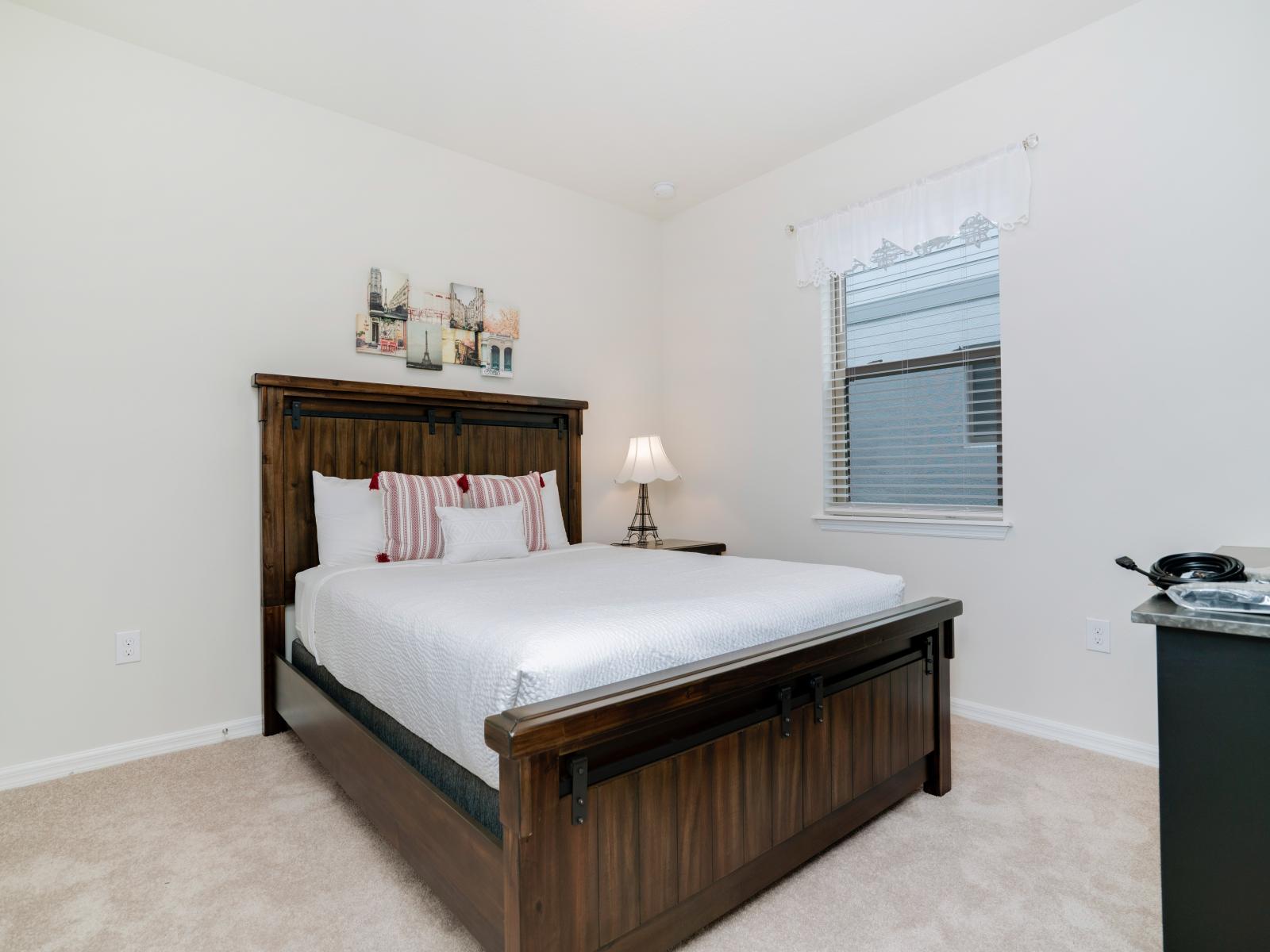 Exquisite bedroom of the apartment in Kissimmee - Comfy Double bed - Elegantly designed room - Beautiful red painted wall with decoration - Majestic table lamps - Neat and clean linen - Large windows with views - TV and Netflix available