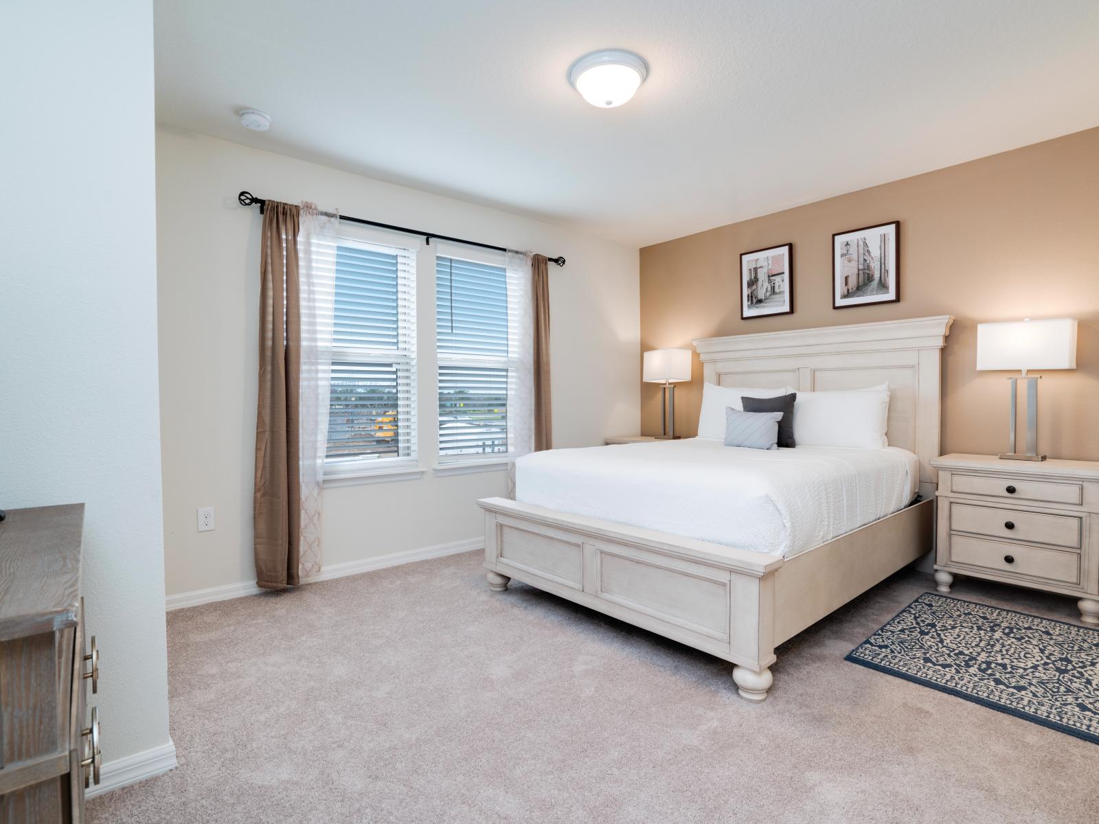 Luxurious bedroom of the apartment in Kissimmee - Comfy Double bed - Elegantly designed room - Beautiful red painted wall with decoration - Majestic table lamps - Neat and clean linen - Large windows with views - TV and Netflix available