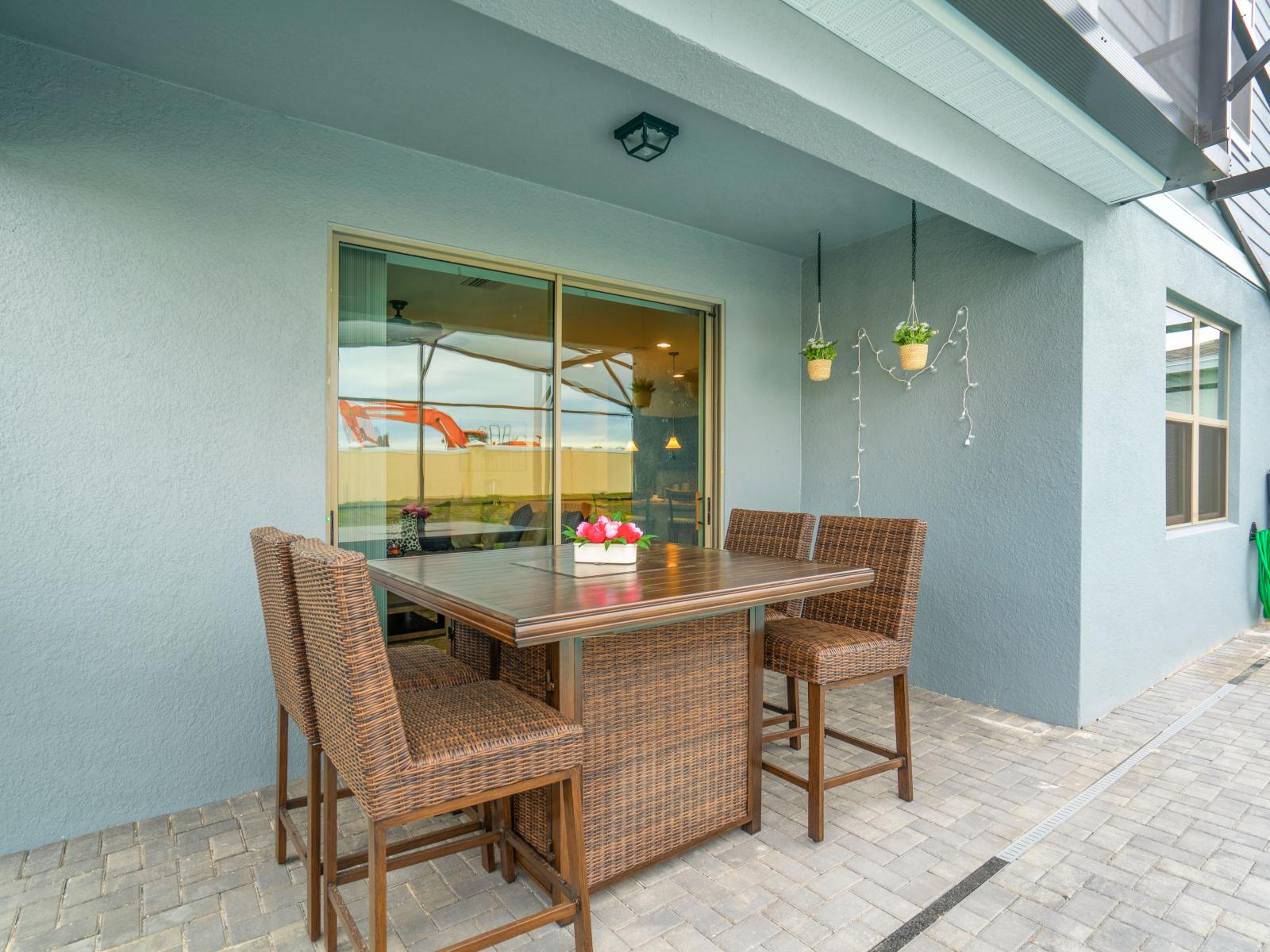 Elite outdoor dinning area of the apartment in Kissimmee - Beautiful 4 persons dinning - Majestically decored space with refreshing Atmosphere - Superbly sunbathed space - Outstanding pool facing dinning area - Beautiful views