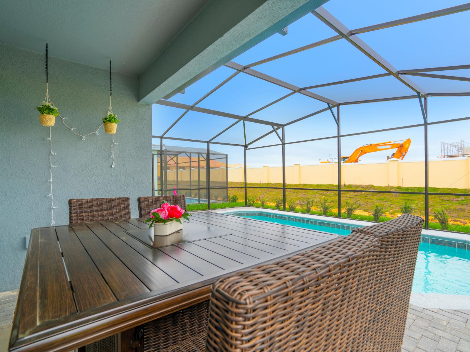 Elite outdoor dinning area of the apartment in Kissimmee - Beautiful 4 persons dinning - Majestically decored space with refreshing Atmosphere - Superbly sunbathed space with umbrella shade - Outstanding pool facing dinning area - Beautiful views