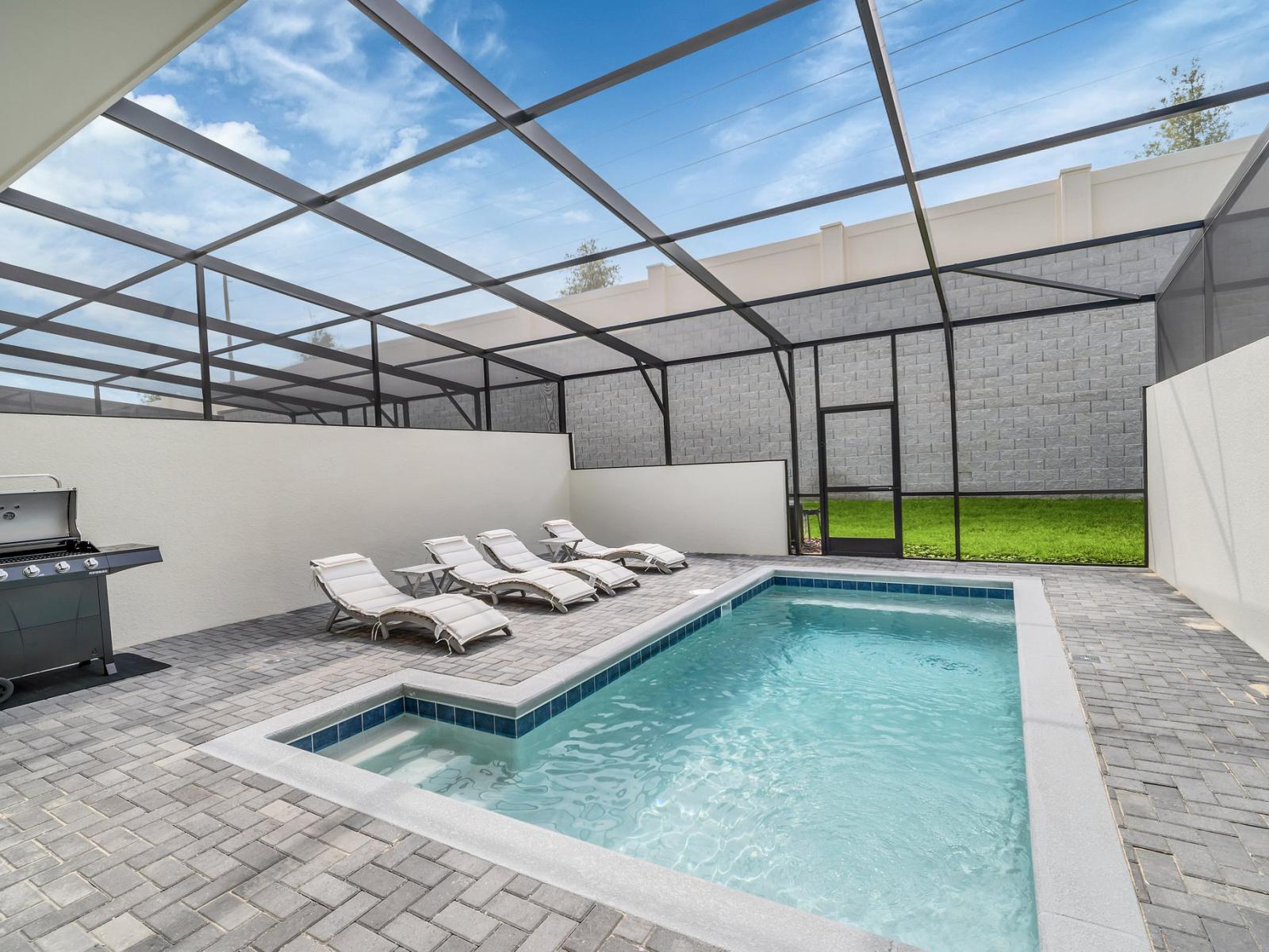 Private pool of the townhouse in Polk County, Florida - Immerse yourself in unmatched seclusion while enjoying a refreshing swim in your exclusive glass-enclosed pool - Grilling station for an upgraded eating experience