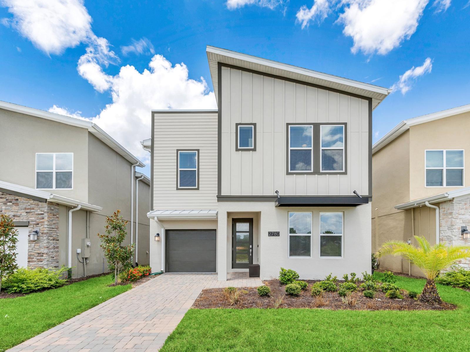 Welcoming entrance of the home in Kissimmee Florida - Experience a sense of arrival as you enter our charming and stylish home - Your exclusive passage to a delightful stay