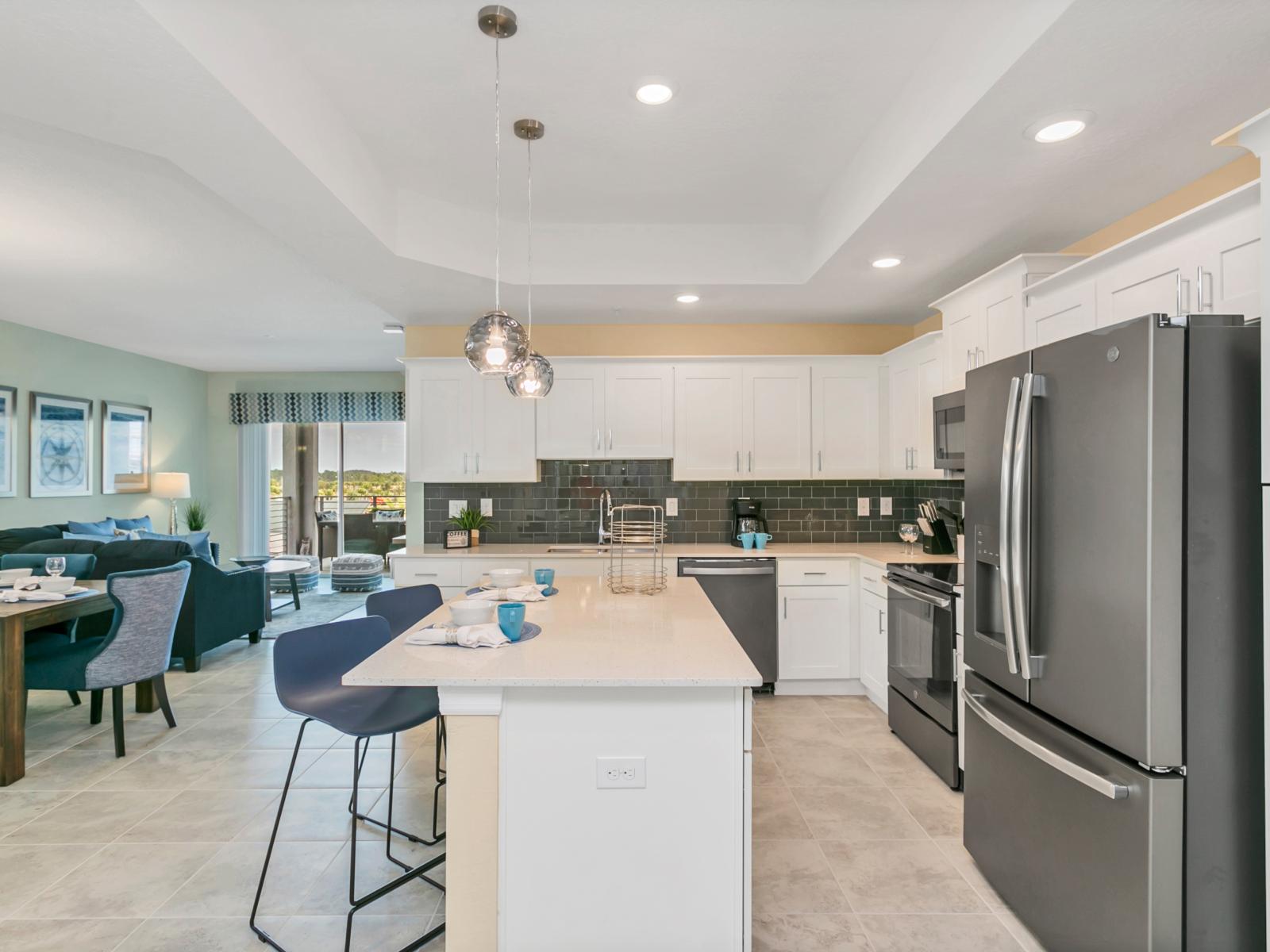 - Sublime Kitchen of the condo in Kissimmee - Fully equipped with all necessary kitchen accessories - Availability of high chairs at the breakfast bar - Plenty of storage space - Completely light flooded area