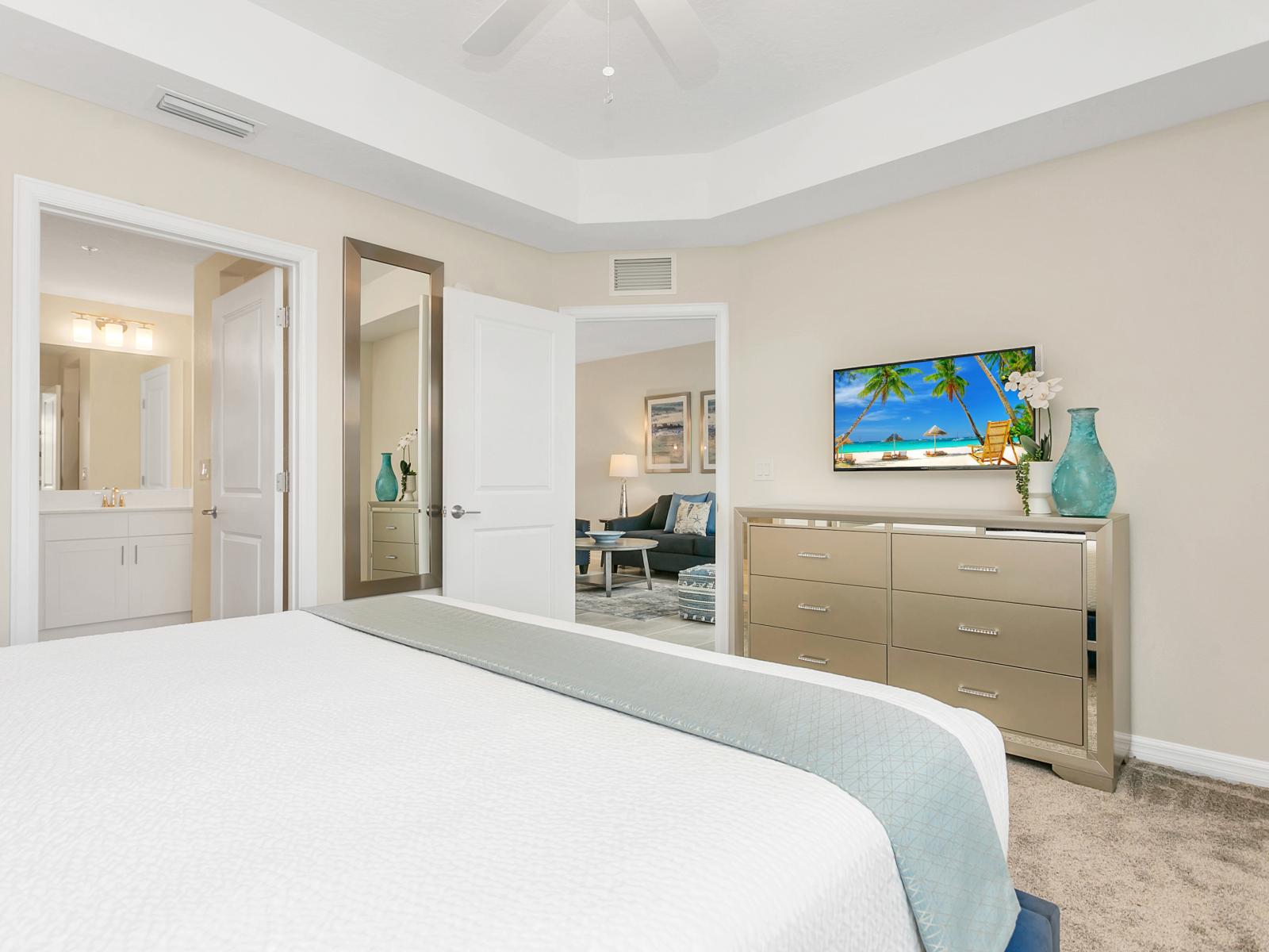 - Inviting bedroom of the condo in Kissimmee - Comes with a double bed with fresh linen - Glorious attached bathroom with complete privacy - Smart TV and Netflix available - Elegant decor to provide relaxing environment  for restful nights