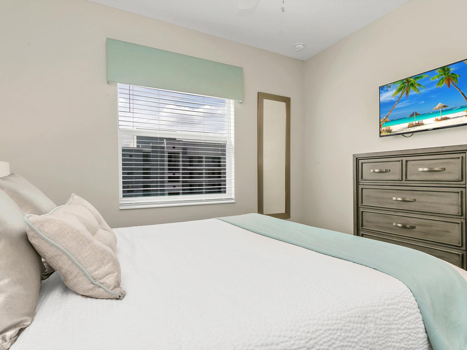 - Panoramic bedroom of the condo in Kissimmee - Glorious wardrobe with plenty of storage space - Quiet and relaxing ambiance to sleep with no worries - Smart Tv and Netflix available for night entertainment - Plush and cozy double bed