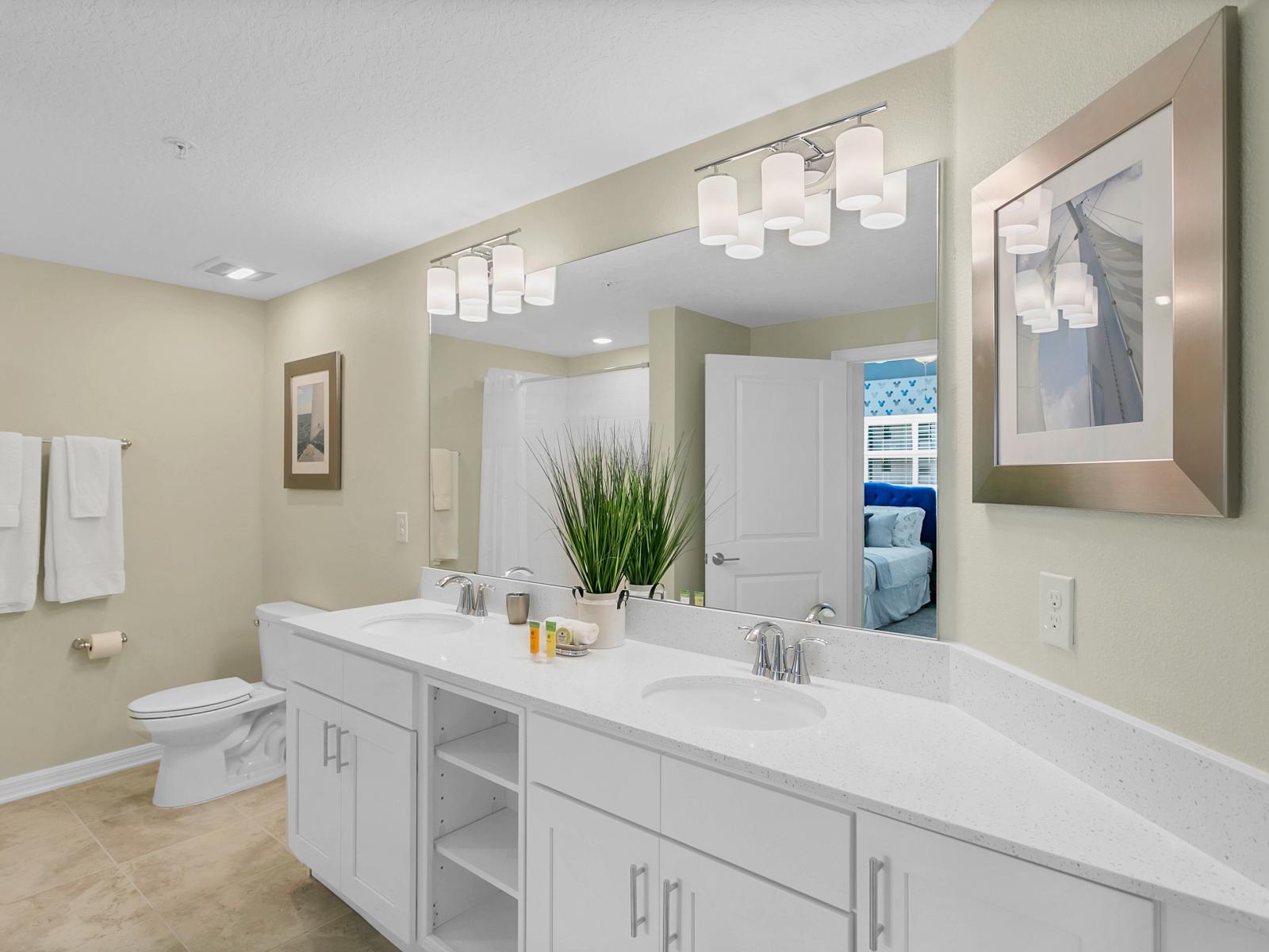 - Classy bathroom of the condo in Kissimmee - Neat and cozy toilet seat - Glorious vanity with double sink and wall mirrors - Fresh towels and all bathroom amenities available - Elegant and refreshing decor