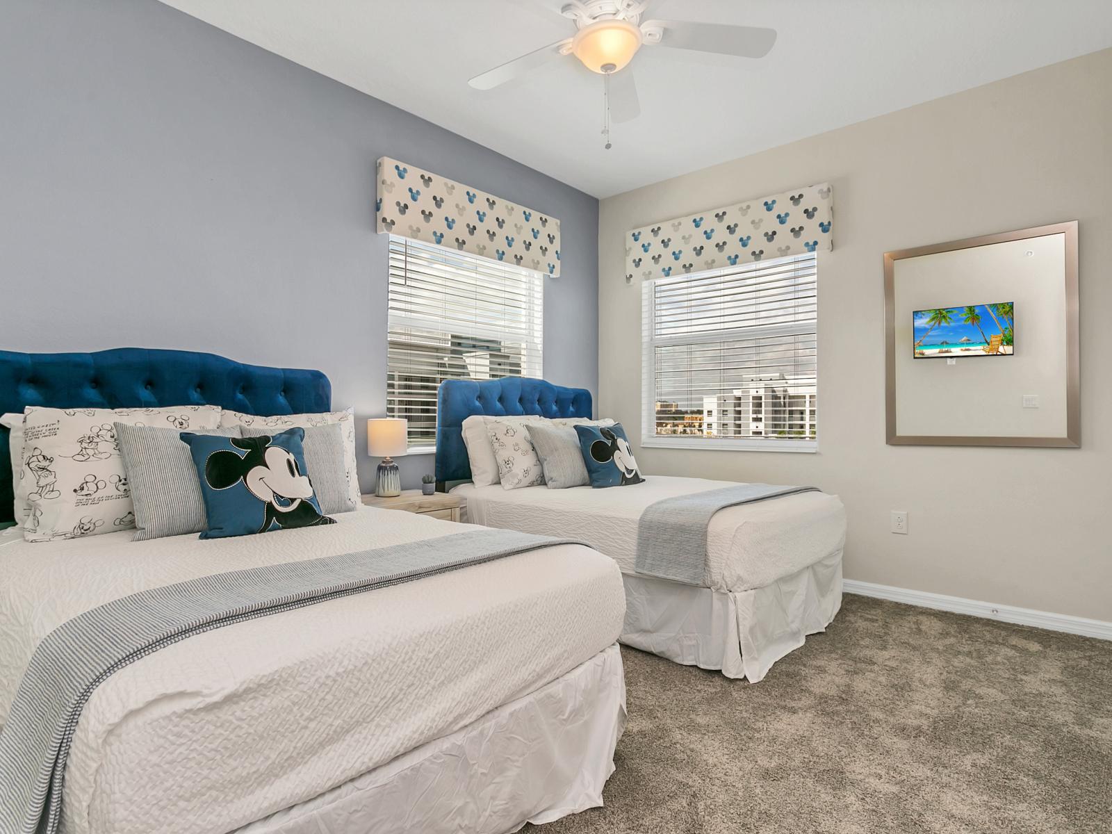 - Cozy bedroom of the condo in Kissimmee - Mickey Mouse themed decore throughout the room - Availability of Tv and Netflix - Comfortable bed with neat and clean linen - Windows with elegant light and air