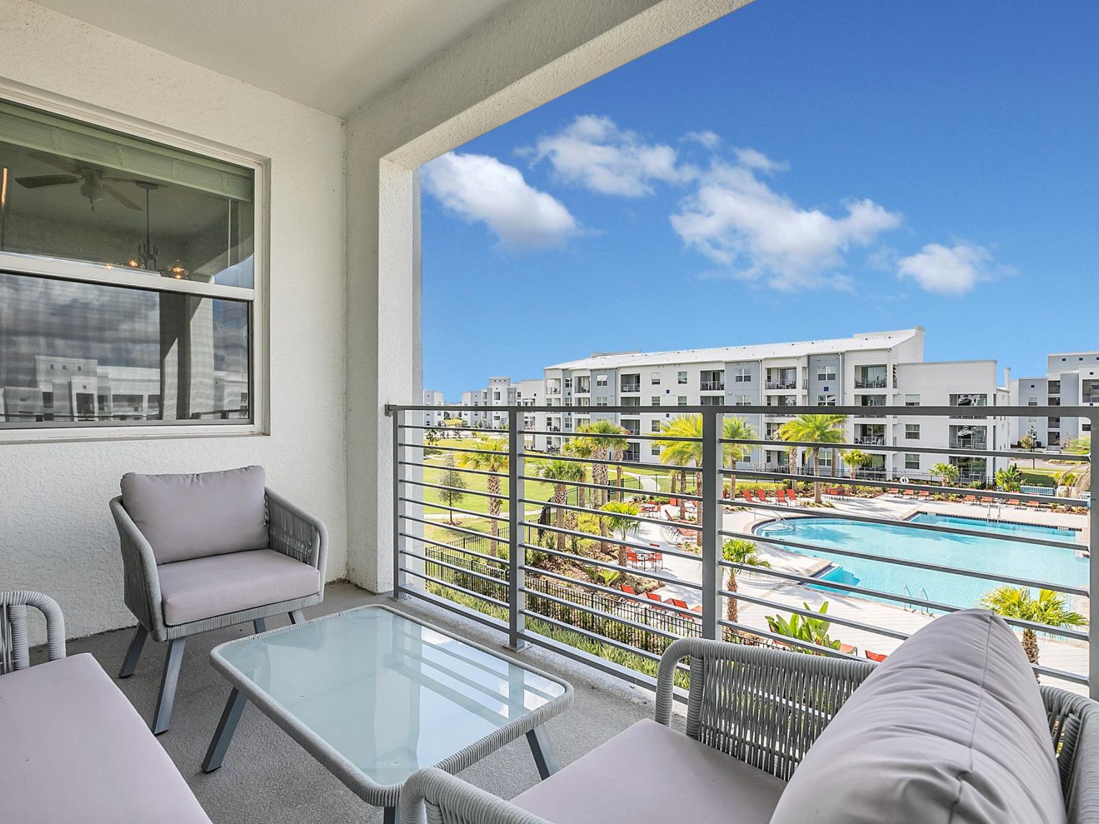 Chic private balcony of the condo in Kissimmee Florida - Enjoy the pool view from the comfort of balcony - Panoramic views of the surrounding area - Cozy outdoor retreat with seating