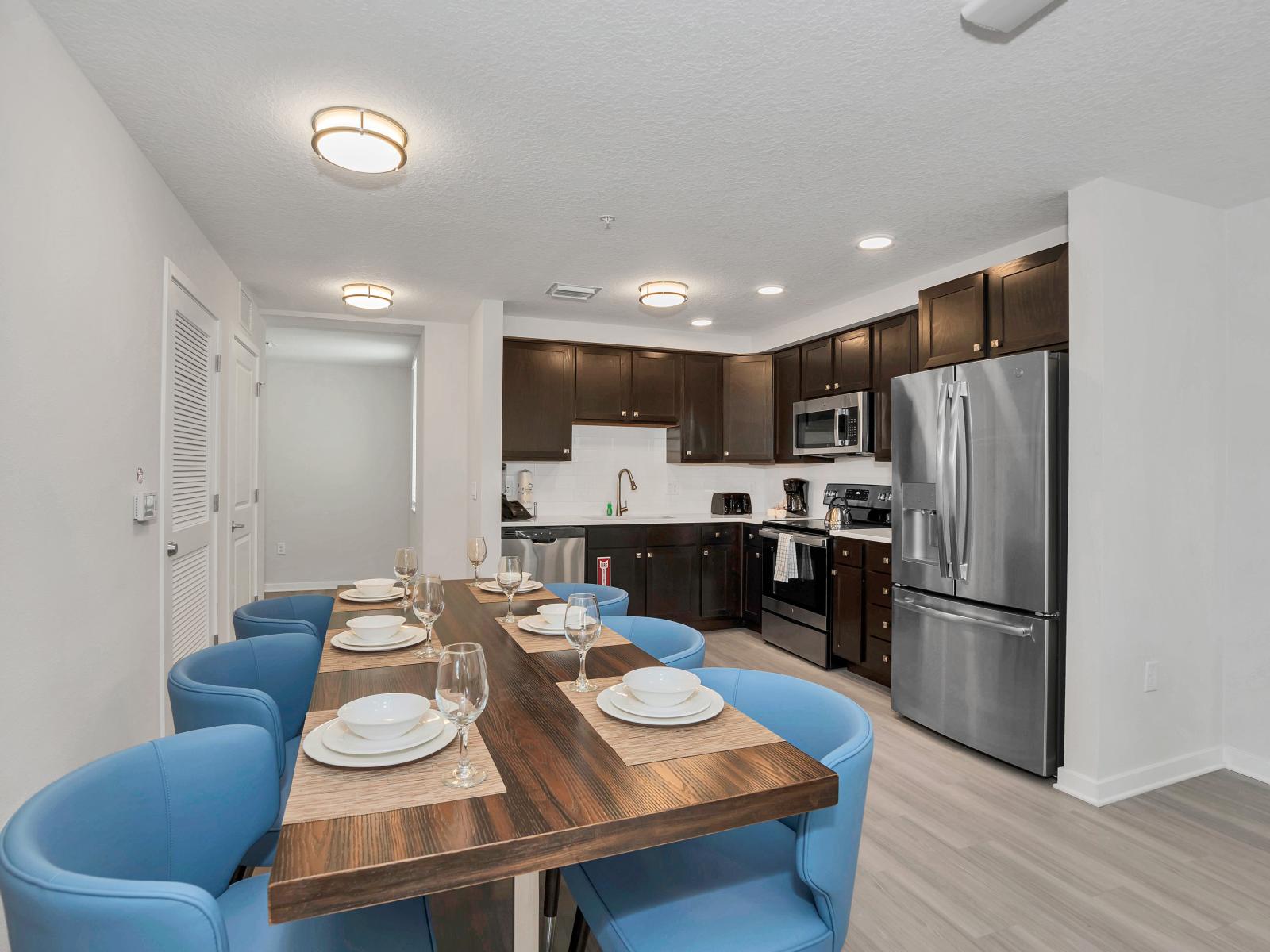 Glorious dining area of the condo in Orlando - 6 Persons Dining - Chic dining area featuring a stylish table and contemporary seating with open kitchen