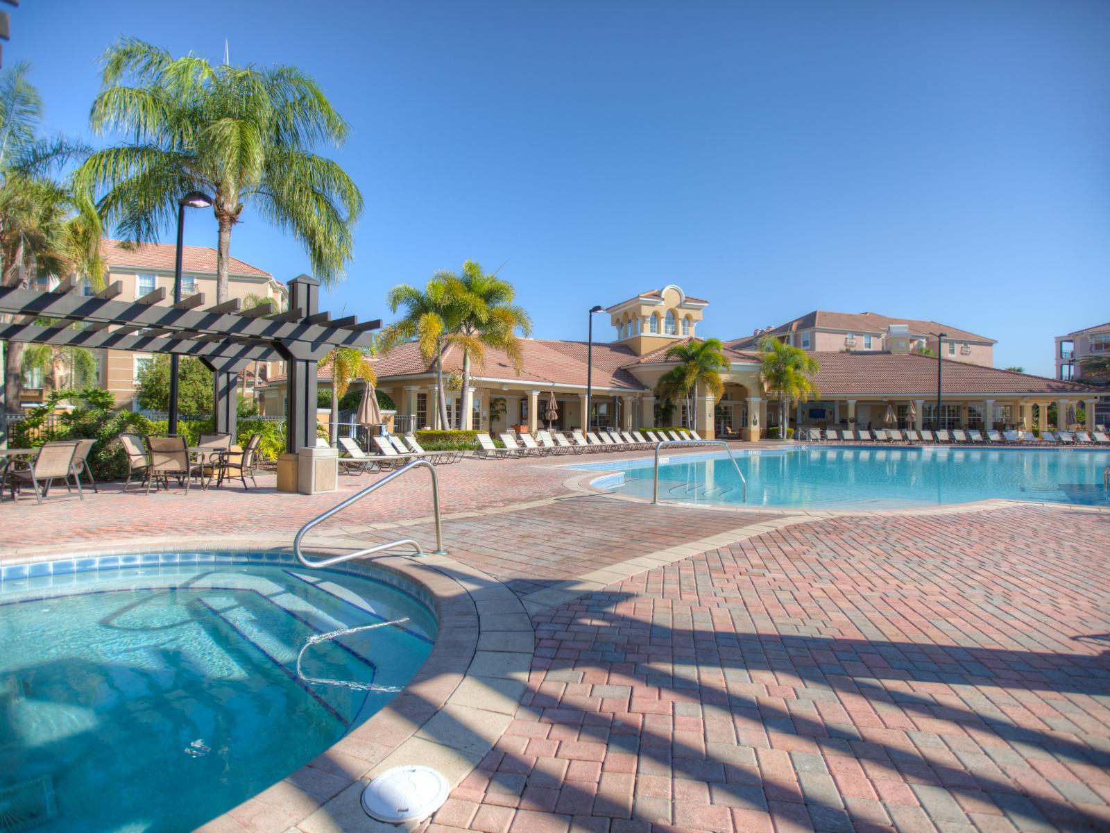 Breathtaking pool area of the Vista Cay Resort in Orlando - Centerpiece of your vacation experience. - With sparkling waters and plenty of lounging space - A perfect spot to soak up the sun and to take a refreshing dip