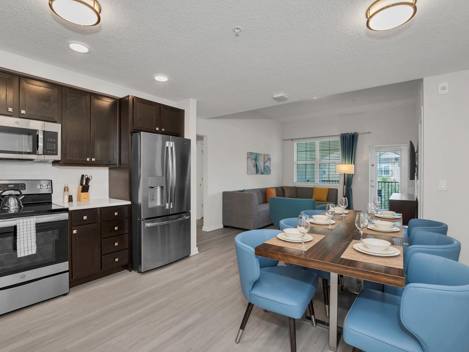 Lovely dining area of the condo in Orlando - 6 Persons Dining - Chic dining area featuring a stylish table and contemporary seating - Magnificent open kitchen facing dinning