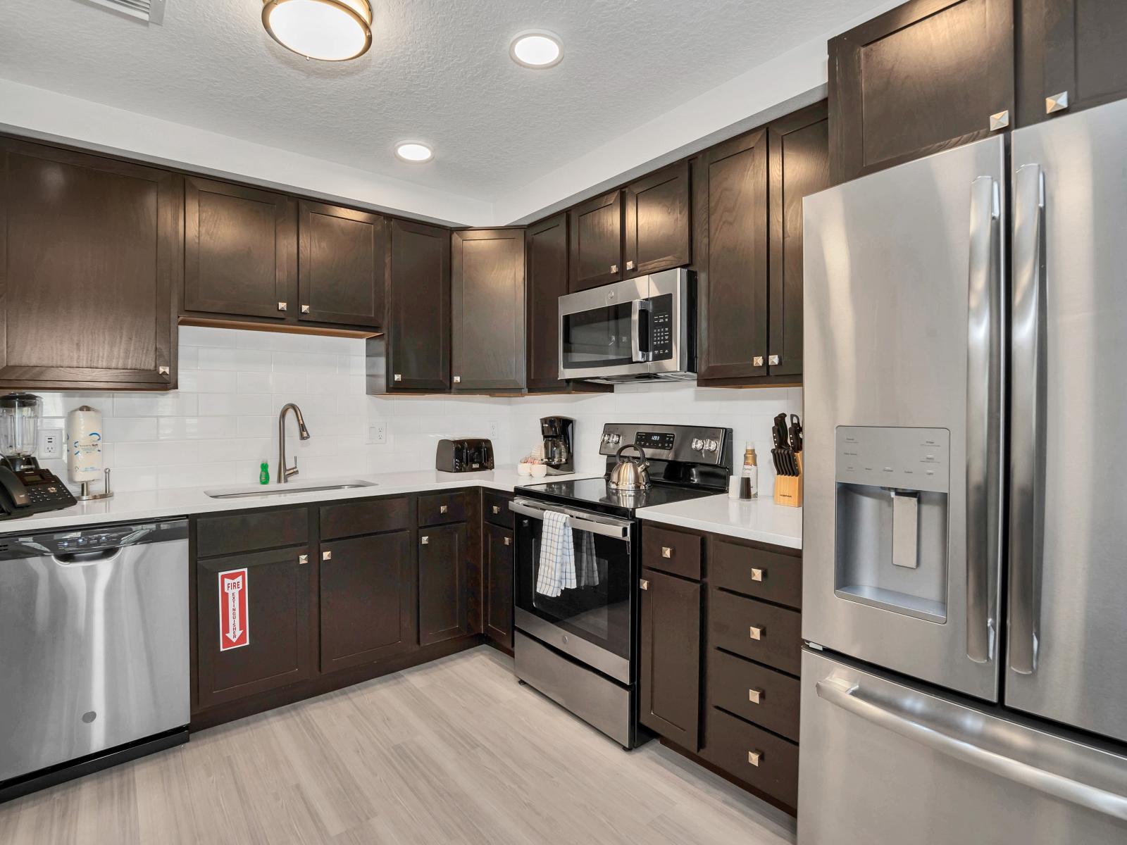 Beautiful kitchen of the condo in Orlando - Functional layout designed for efficient meal preparation - Breakfast bar for additional workspace - Availability of all necessary kitchen accessories