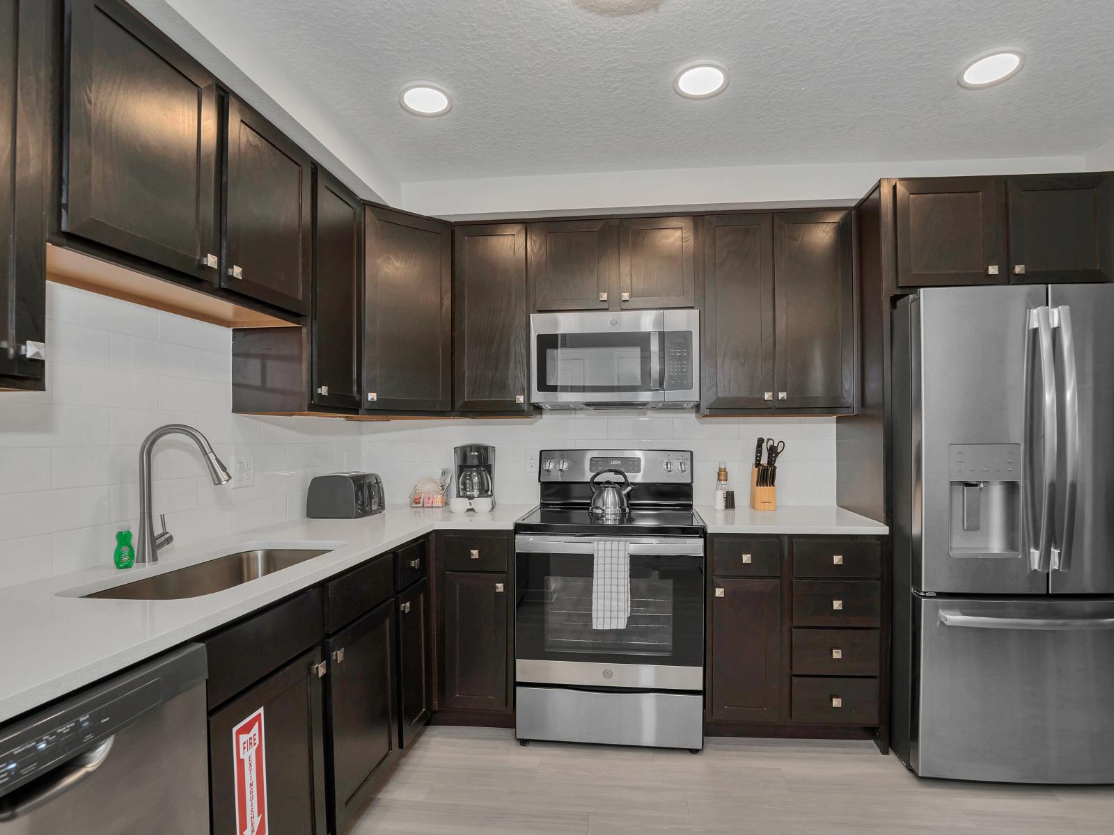 Elegant kitchen of the condo in Orlando - Open concept kitchen, with direct access to the dining area for effortless connectivity - Breakfast bar and high chairs - Fully equipped with all kitchen accessories