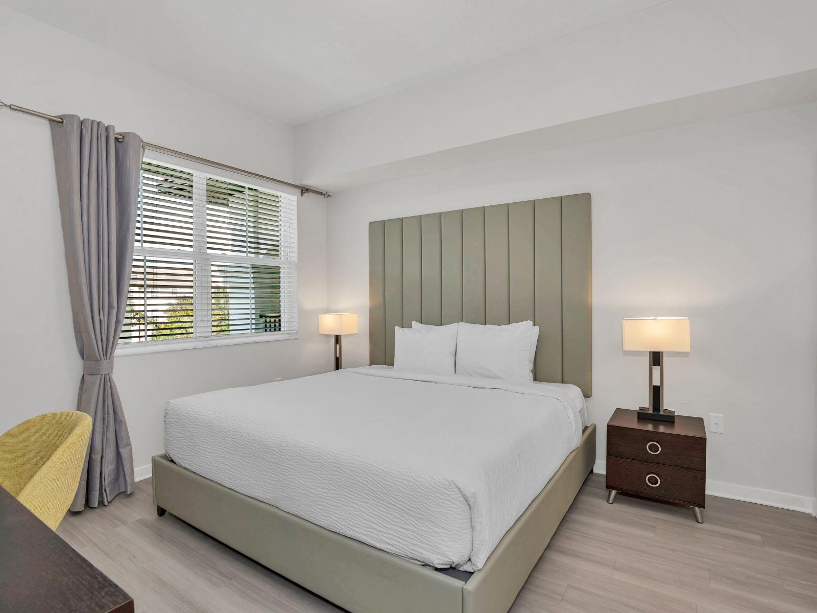 Comfy bedroom of the condo in Orlando - Dedicated workstation - Well-appointed bedroom with neutral tones for a calming atmosphere - Cozy Double bed