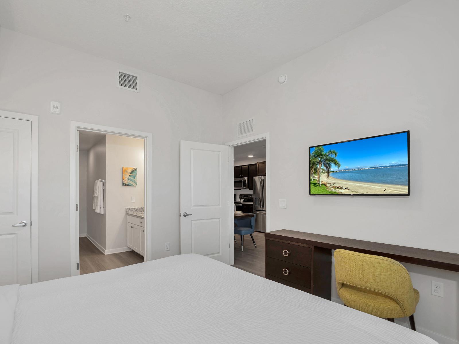 Radiant bedroom of the condo in Orlando - Comfy Double bed for restful nights - Smart TV and Netflix - Bedroom with a cozy ambiance, blending comfort and aesthetics