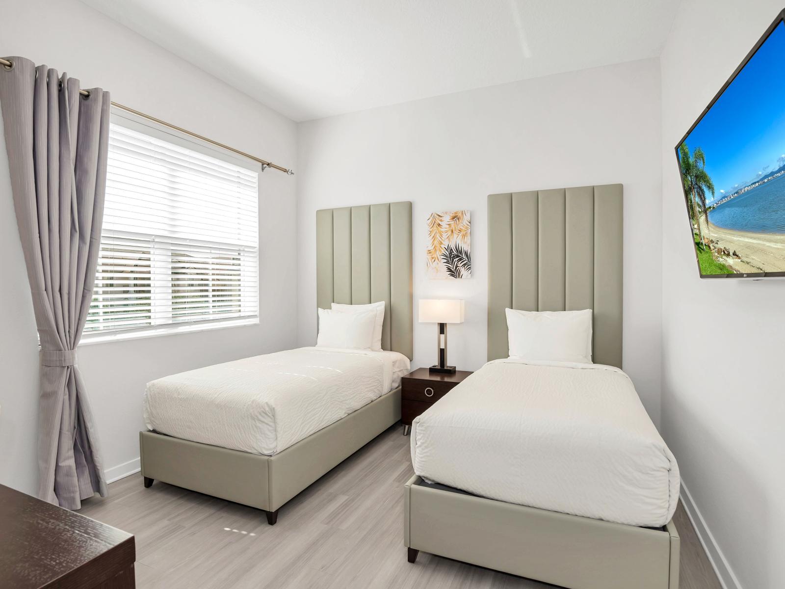 Cozy bedroom of the condo in Orlando - Bright and airy bedroom with large windows for natural illumination - Smart TV and Netflix - Plush 2 single bedding for a restful night's sleep - Dedicated work station