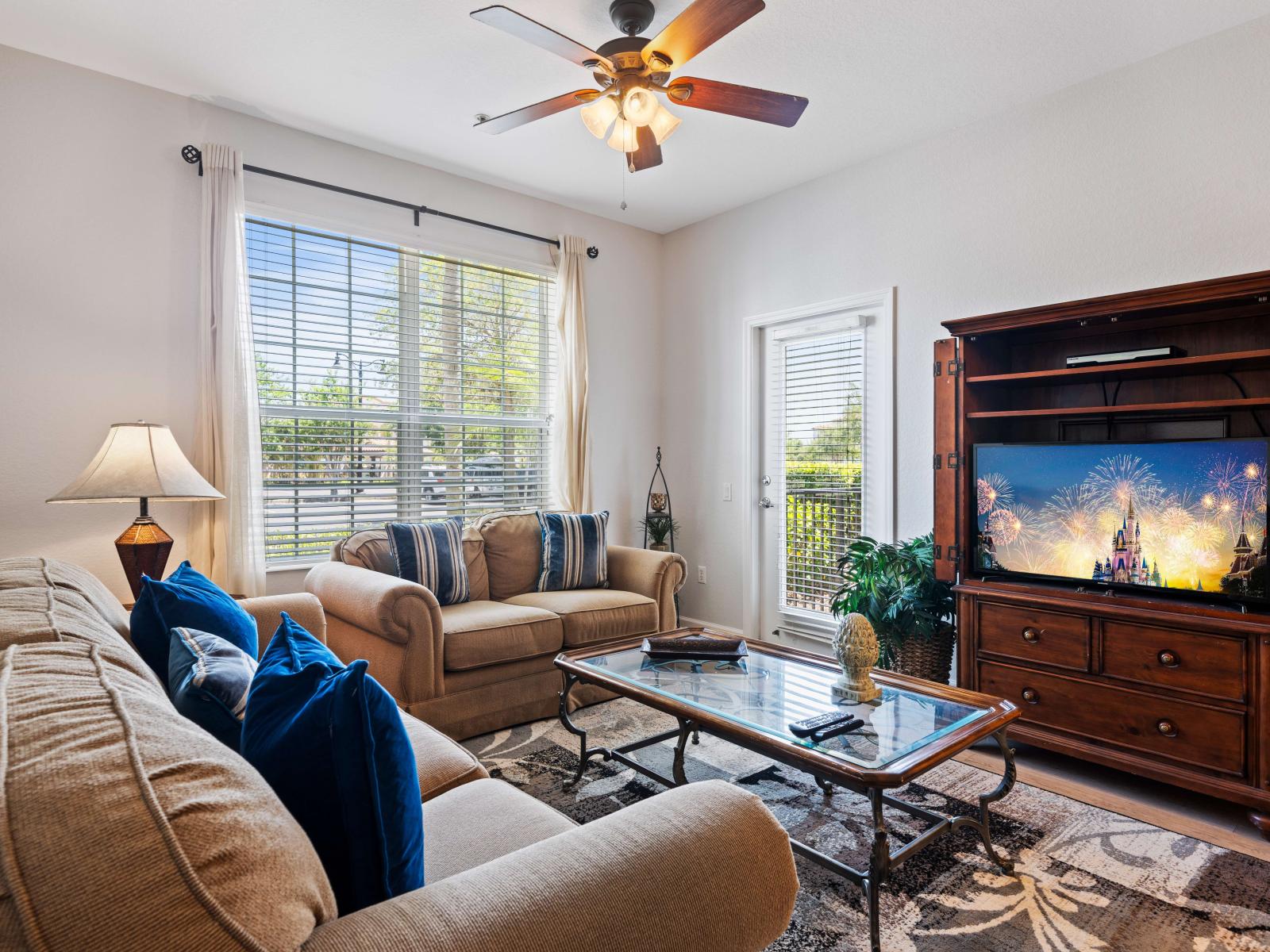 Upscale Comfort: Step into the lofty living area.  Featuring a Smart TV with Netflix for entertainment, this space boasts a stylish furniture arrangement that blends comfort with a cohesive  aesthetic.