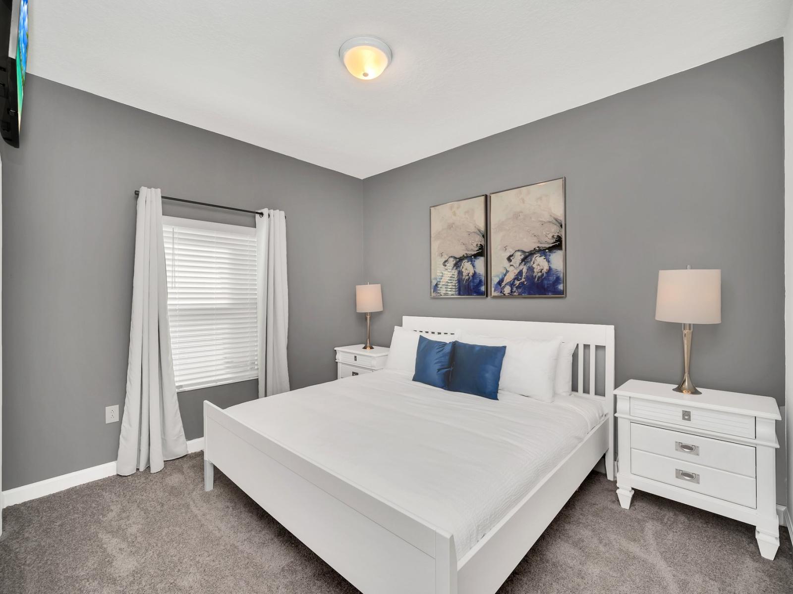 Alluring bedroom of the townhouse in Kissimmee Florida - Comfy double bed for relaxing nights - Inviting atmosphere designed for a restorative sleep - Thoughtfully designed for comfort and style